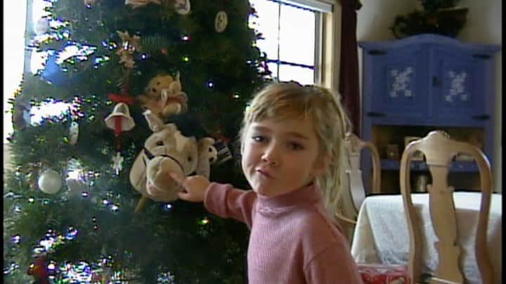 ミカエラ・シフリンのインスタグラム：「Tomorrow morning...20-something years ago. Sometimes it’s just nice to look back at the memories, ya know? I hope everyone is having as Merry a Christmas as is possible. For those who are going through a difficult time, I’m sending my love to you🤍. #merrychristmas」