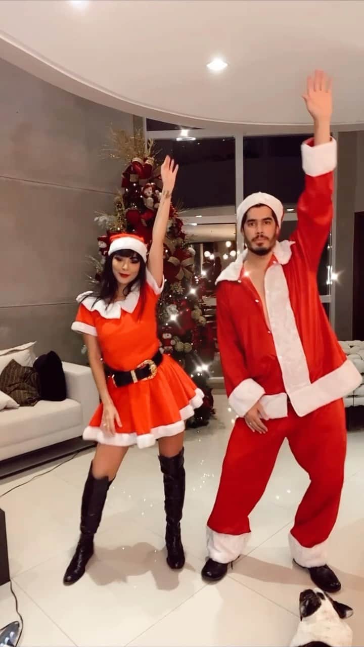 Gabriela Salesのインスタグラム：「Feliz Natal da Ricasfamily pra vocês, meus amores!!! Consegui fazer Uó dançar 😂😂😂😂.  Amo muitoooo vocês!  (Detalhe da fantasia emprestada pela seguidora hoje ❤️😍)」
