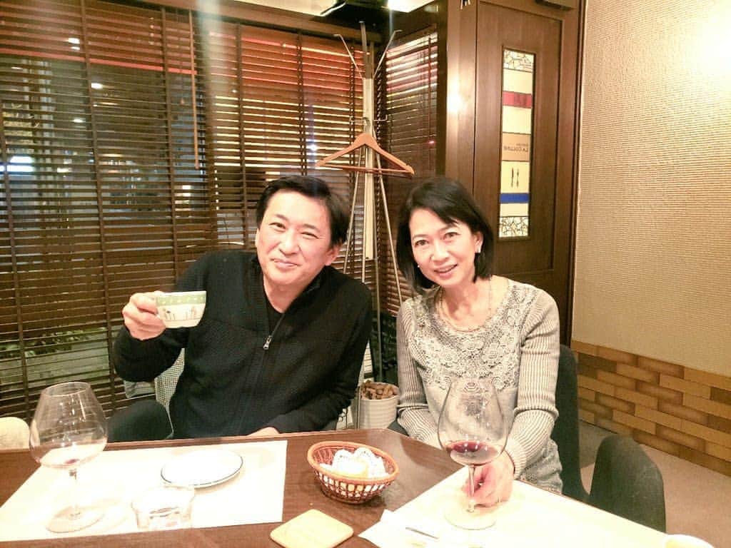 藤岡幸夫のインスタグラム：「クリスマスと正月は必ずかみさんと過ごす‼️これがなんといってもあーた、数々の疑惑が明るみになりながらも奇跡的に３１年間かみさんと仲良くしてる夫婦円満の秘訣なんです😃 クリスマスに見る大好きな映画３本。 昨日は「素晴らしき哉、人生！」。 見る度に泣きます😢」