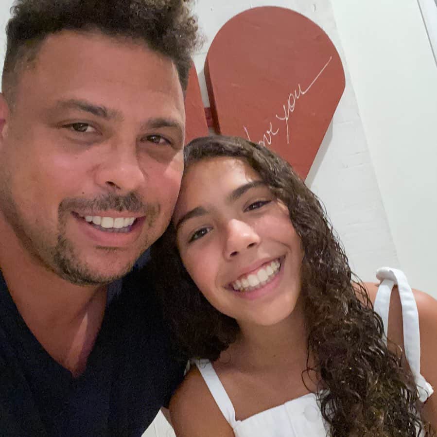 ロナウドのインスタグラム：「12 anos da minha princesa @ms__nazario 🍟🍔🎂❤️💜❤️」