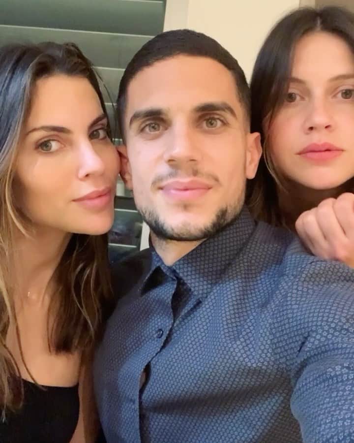 マルク・バルトラのインスタグラム：「Feliz Navidad y felices fiestas a todos! Bon Nadal a tothom! 🙏🏼🎄✨😘」