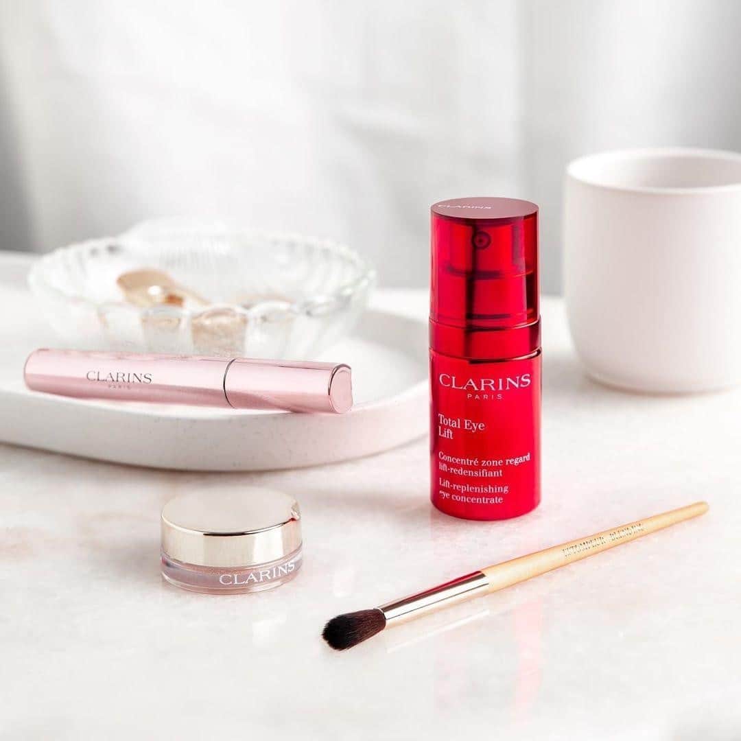 Clarins Canadaのインスタグラム：「With all the focus on eyes when wearing a mask, it's the perfect excuse to get expressive with make-up and especially on Christmas Eve. Make sure you use an eye contour treatment to protect this fragile area and then let your creativity go wild with eyeshadows & amped-up lashes.😍🌟⁣ __________⁣ Avec le port du masque, toute l'attention est sur le regard, alors pourquoi ne pas le sublimer ? Prenez soin de cette zone délicate de votre visage puis laissez aller votre créativité avec des paupières sublimées de couleur et brillance & des cils tout en volume. C'est la veille de Noël après tout !😍🌟⁣ .⁣ .⁣ .⁣ 📸 : @clarinsaus⁣ #Clarins #ItsAllAboutYou #ChristmasWithClarins #ClarinsHoliday #SweetHoliday」