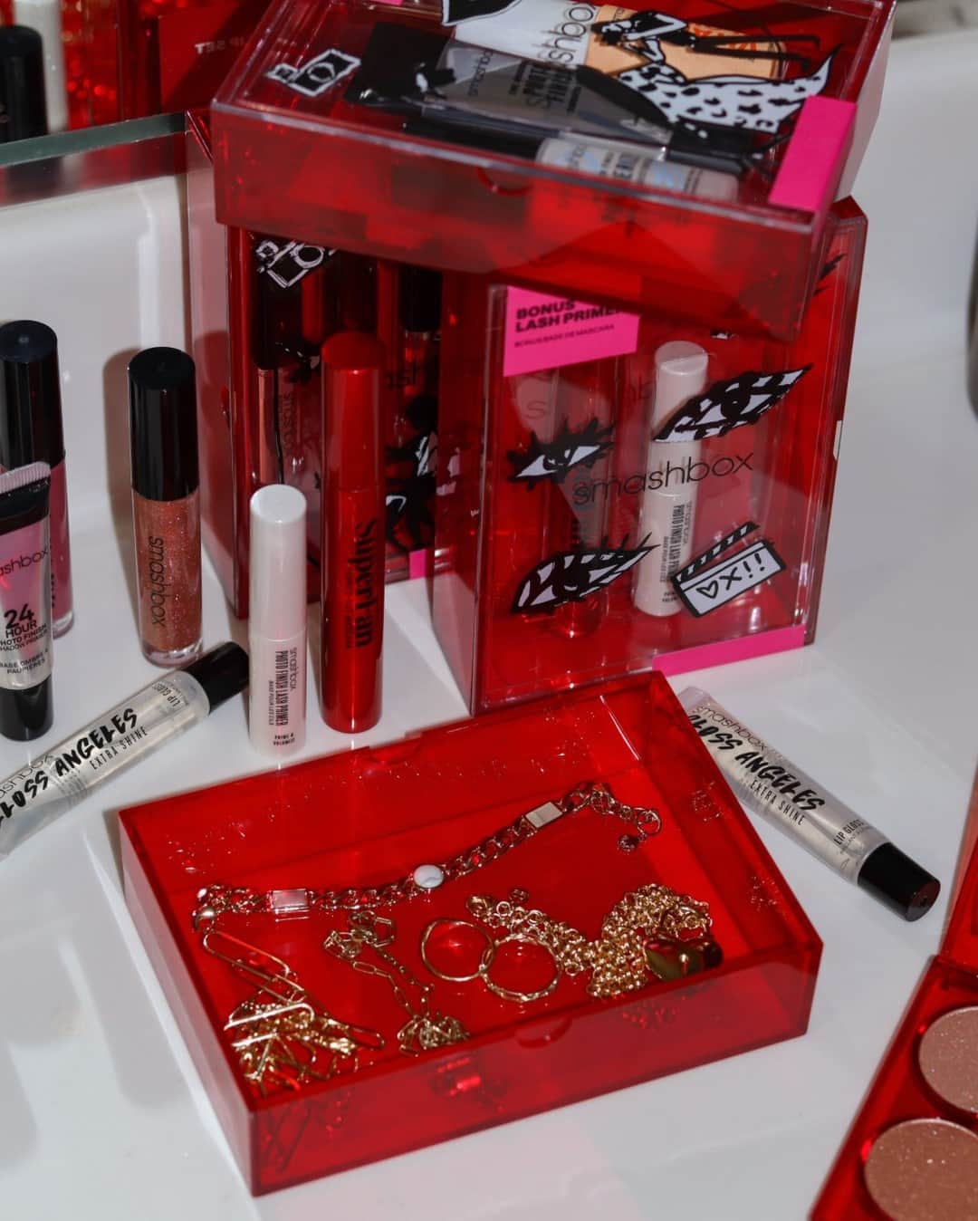 Smashboxのインスタグラム：「How are you reusing your GORGEOUS holiday boxes? Jewelry, cotton balls, candy...the possibilities are endless 🎁@abbymariehardie」