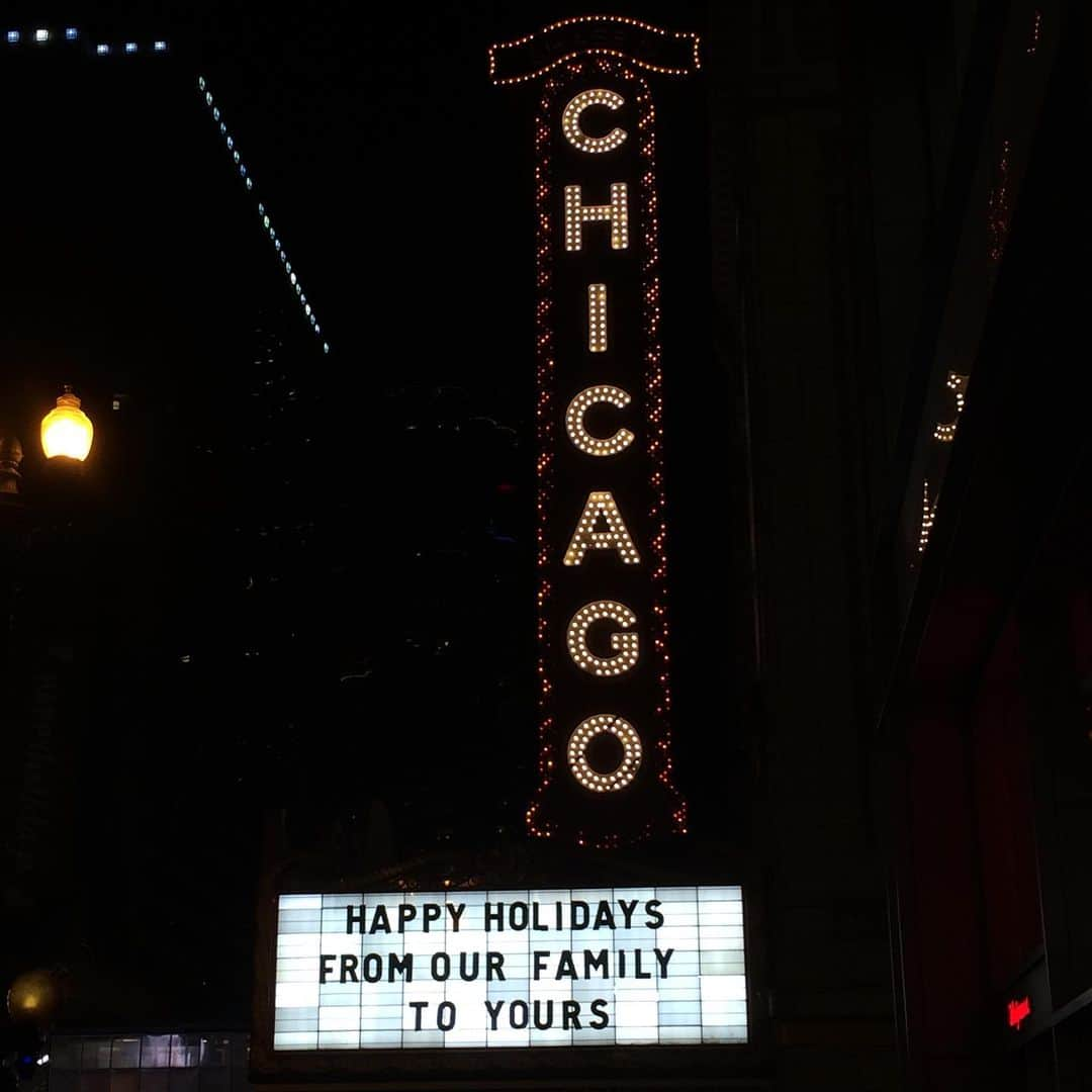 ラリー・ギリアード・Jrさんのインスタグラム写真 - (ラリー・ギリアード・JrInstagram)「Went to Chi Town to work, but on my day off my homie  @laurafloresdancelife took me on a “Roman Holiday” style tour of CHICAGO! Saw a bunch of sights and ended with some Garrett’s mix popcorn and Portillo’s famous Chocolate Cake! Yum! THANK YOU LAURA! ❤️ #chicago #garretspopcorn #portilloschicago #velvettacoschicago #sightseeing #2020」12月25日 6時38分 - thereallgjr