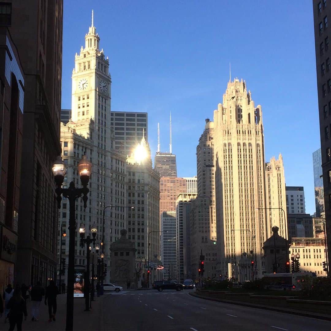 ラリー・ギリアード・Jrさんのインスタグラム写真 - (ラリー・ギリアード・JrInstagram)「Went to Chi Town to work, but on my day off my homie  @laurafloresdancelife took me on a “Roman Holiday” style tour of CHICAGO! Saw a bunch of sights and ended with some Garrett’s mix popcorn and Portillo’s famous Chocolate Cake! Yum! THANK YOU LAURA! ❤️ #chicago #garretspopcorn #portilloschicago #velvettacoschicago #sightseeing #2020」12月25日 6時38分 - thereallgjr