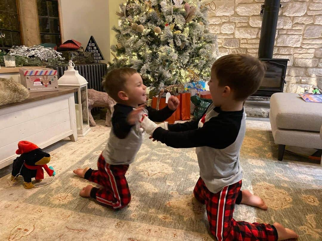 ヘレン・スケルトンさんのインスタグラム写真 - (ヘレン・スケルトンInstagram)「Thought we would have a nice family pic around the tree. They wanted a dance battle. As you were boys. Sending love to you and yours wherever you are. Cumbrians .... kiss the tarmac for me... be home soon 😘😘. #family #grateful #boys #christmas #staysafe」12月25日 6時41分 - helenskelton