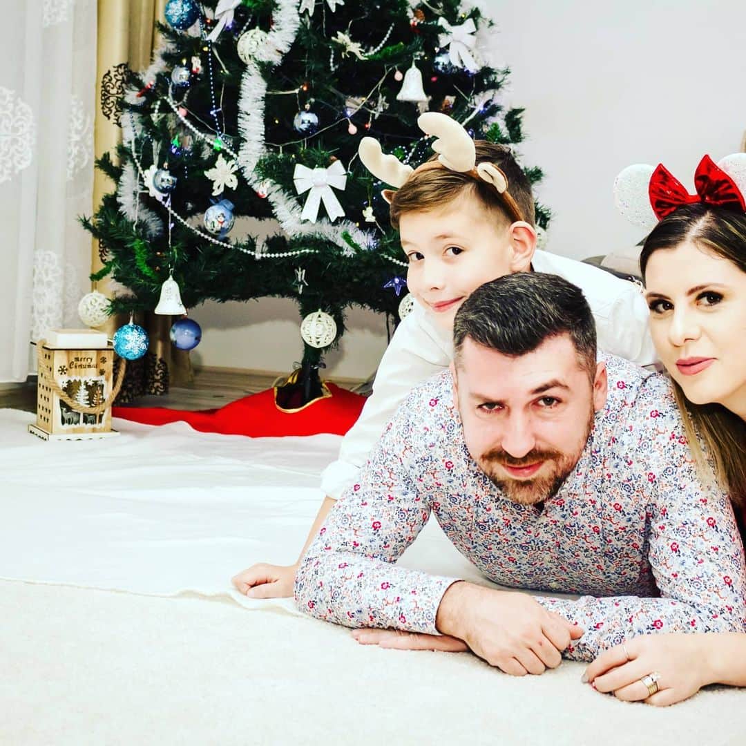 アンドレア・クリスティーナのインスタグラム：「Crăciun fericit. Pace și iubire」