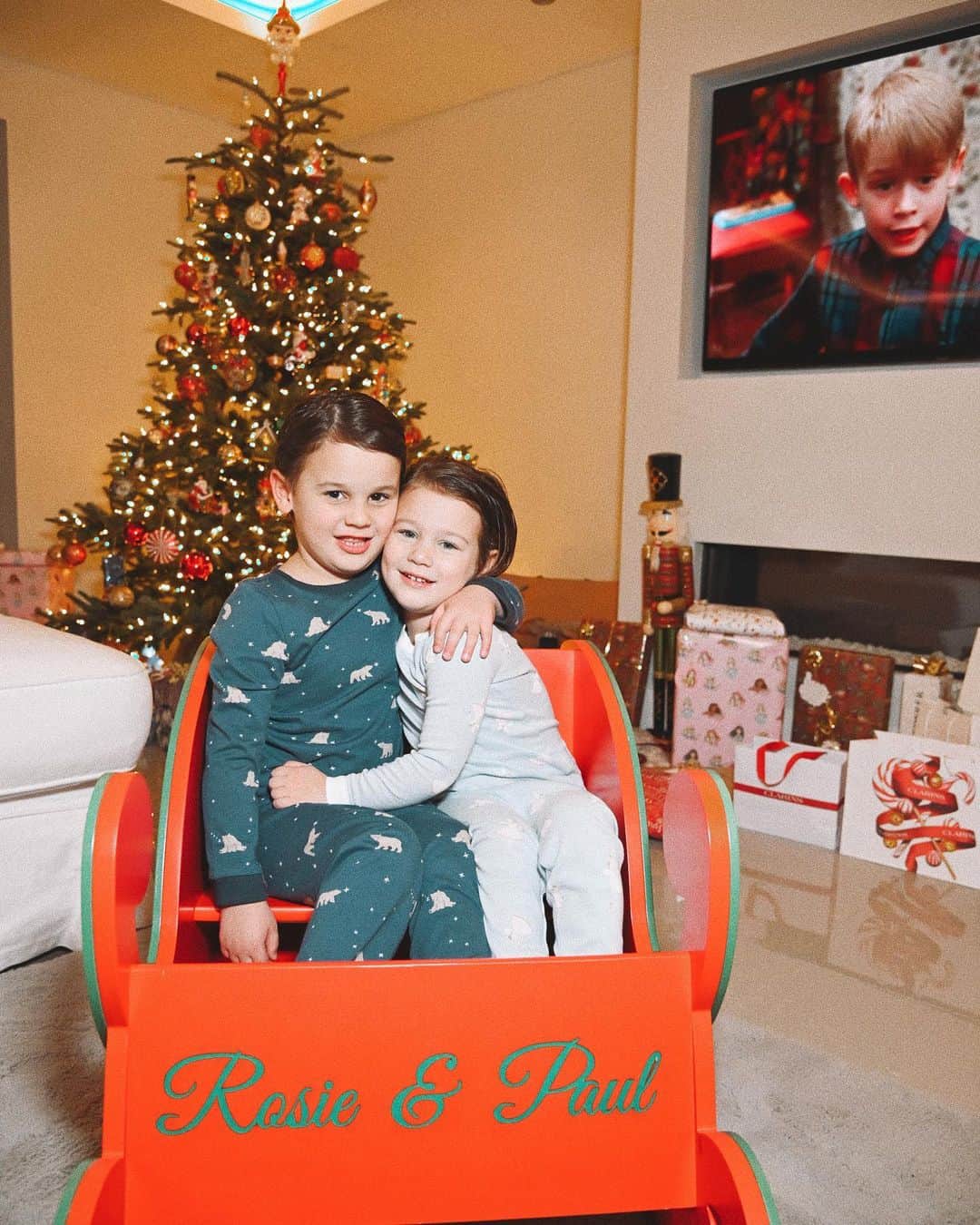 サム・フェアーズのインスタグラム：「These two little puddings fill my heart with so much love and joy. Sending everyone love, kisses & a little bit of magical Christmas sparkle this year, we all need it ❤️ xxx」