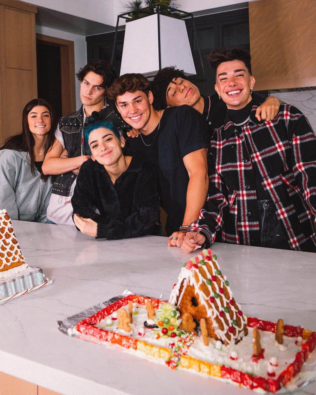 のインスタグラム：「/ WHICH OF THESE PHOTOS IS YOUR FAVORITE? 👀 • merry x-mas everyone! 🎁❄️」