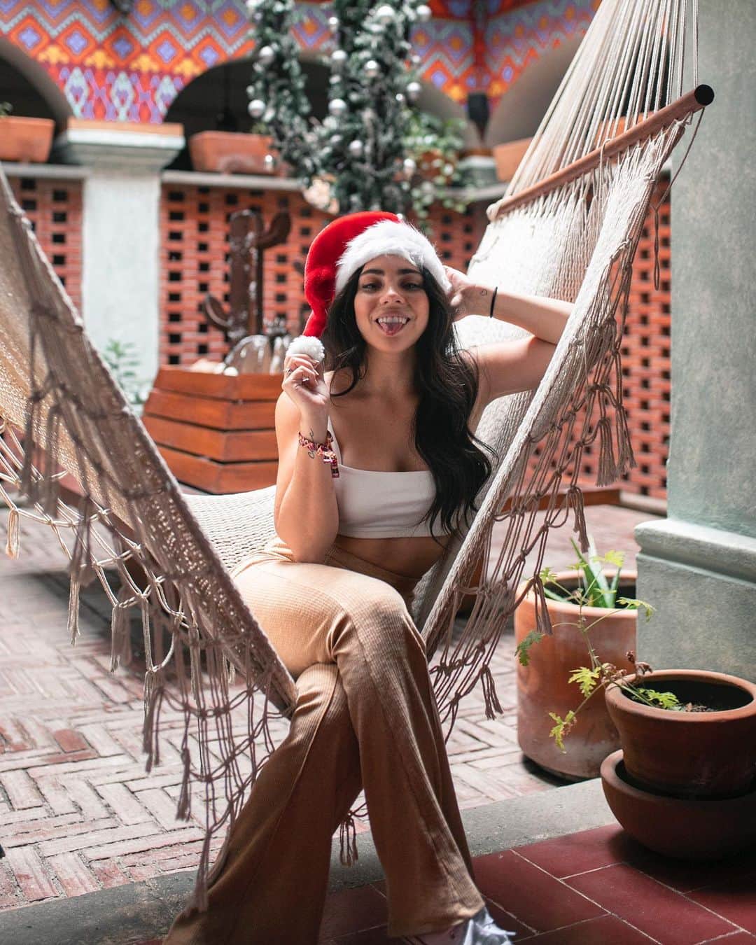 Katy Esquivelさんのインスタグラム写真 - (Katy EsquivelInstagram)「Una Navidad diferente 🎄  Siempre hago hasta lo imposible para volver a casa en estas fechas, pero este año me tocó vivirlo diferente. No voy a negar que estoy muy triste de pasar Navidad sin mi familia, pero cuando comenzó la pandemia tomé la decisión de no volver a ver a mi familia hasta que sea 100% seguro para ellos.  Si me siguen ya hace un buen tiempo, probablemente han visto un gran cambio en mí y es porque estoy tratando de vivir una vida distinta. Una vida más positiva donde dejo atrás todo lo que me hace mal. Es cierto que me ha costado muchísimo ignorar las cosas que me hacen daño porque soy humana. Sigo combatiendo con muchas heridas de mentiras, traición y humillación que me persiguen a donde sea que voy. Pero saben qué? Me sorprende y me llena de orgullo aún estar de pie y con la cabeza en alto. No tengo casa y tampoco tengo rumbo... solo mis maletas. Y aquí estoy sonriendo sentada en un escritorio en mi hotel pensando en lo fuerte que soy por seguir avanzando, a donde sea, pero aún dando pasitos hacia adelante.  Esta Navidad quiero compartir las cosas por las que estoy agradecida: 1. Por tener una familia amorosa, unida y sana. 2. Por tener la capacidad de haber puesto mi trabajo a un lado y dedicarme a mi salud mental y emocional para ser una mejor persona. 3. Por @lisahomsy y @markharrison4 dos personas que hace 3 meses eran extraños y hoy son los amigos que tanto necesito. 4. Por todos esos amigos verdaderos que están tan pendientes de mí y que siempre me demuestran su amor y respeto.  4. Por tenerlos a ustedes que me entienden y apoyan incondicionalmente.  Se que está Navidad será triste para muchos, pero recordemos las cosas que traen luz a nuestras vidas, y si ayuda en algo, déjenme decirles que ustedes traen mucha a mi vida 🤍  Feliz Navidad!  Shot by @markharrison4」12月25日 6時51分 - whatthechic