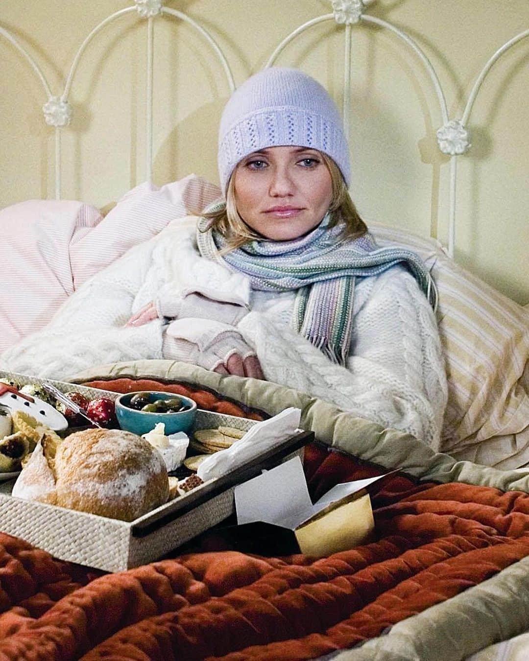 Nylon Magazineさんのインスタグラム写真 - (Nylon MagazineInstagram)「I wish I could pull off cream-colored sweaters and shearling coats the way Cameron Diaz did in #TheHoliday. At the link in bio, we look back at the movie and the cozy aesthetic of Nancy Meyers films.」12月25日 7時01分 - nylonmag