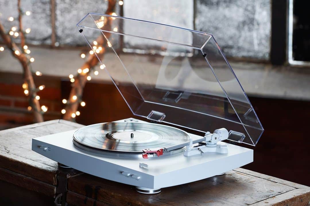 Audio-Technica USAさんのインスタグラム写真 - (Audio-Technica USAInstagram)「This turntable setup is giving us all the holiday feels! What’s better than listening to your favorite vinyl and dancing in pajamas to get you in the holiday spirit? Check out our selection of turntables through the link in our bio!⁠ .⁠ .⁠ .⁠ #AudioTechnica #ATLP3 #LP3 #HolidayFeels #Holidays #VinylJunkie #LP #Record #Turntable #Vinyl」12月25日 7時01分 - audiotechnicausa