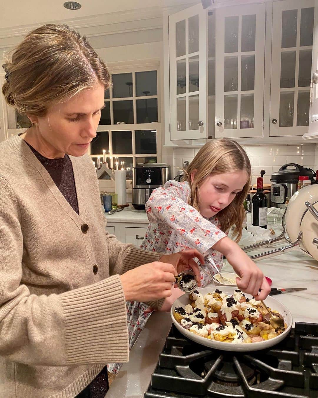 グッチ・ウェストマンさんのインスタグラム写真 - (グッチ・ウェストマンInstagram)「Making baked potatoes with crème fraîche and caviar–a holiday favorite! Sous-chef Gray ☺️❤️」12月25日 6時54分 - gucciwestman