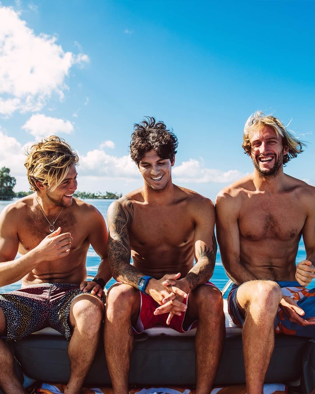 Rip Curl Australiaさんのインスタグラム写真 - (Rip Curl AustraliaInstagram)「Merry Christmas Crew 🎄 ⁠ We hope you're on the beach in boardshorts and bikinis, enjoying the ocean with your friends and fam. ⁠ Cheers to that 🍻」12月25日 6時55分 - ripcurl_aus