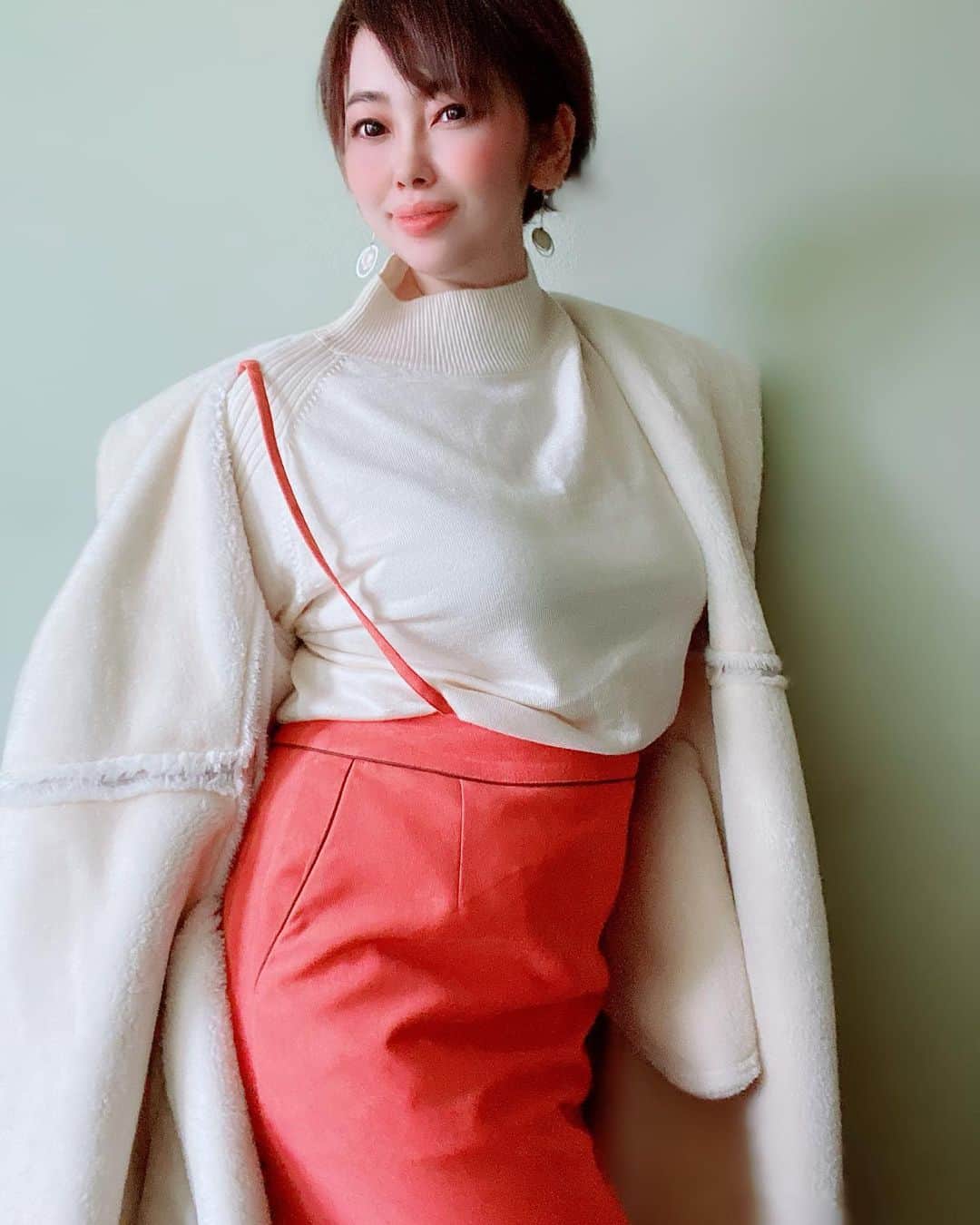 のインスタグラム：「おはよう☀Merry christmas✨🎄  @discoat_official  スカート　トップス @mercuryduo_com  コート  #ぽっちゃりコーデ #linda  #ootd #fashion #むちむちボディ #ニット #orange #love #knit #l4l  #大人コーデ #癒し系女子 #色気  #大人綺麗 #l4l #elegant #きれいめコーデ #着痩せコーデ #instagood #ショートヘア #スカート #fashiongram #30代ファッション #feminine #スカート #ロングスカート #美人百花 #beautiful #womanfashion #裏起毛  @c.h.a.t.a.13   🎁トップスとスカートセールで2点で2000円だった🧡😆」