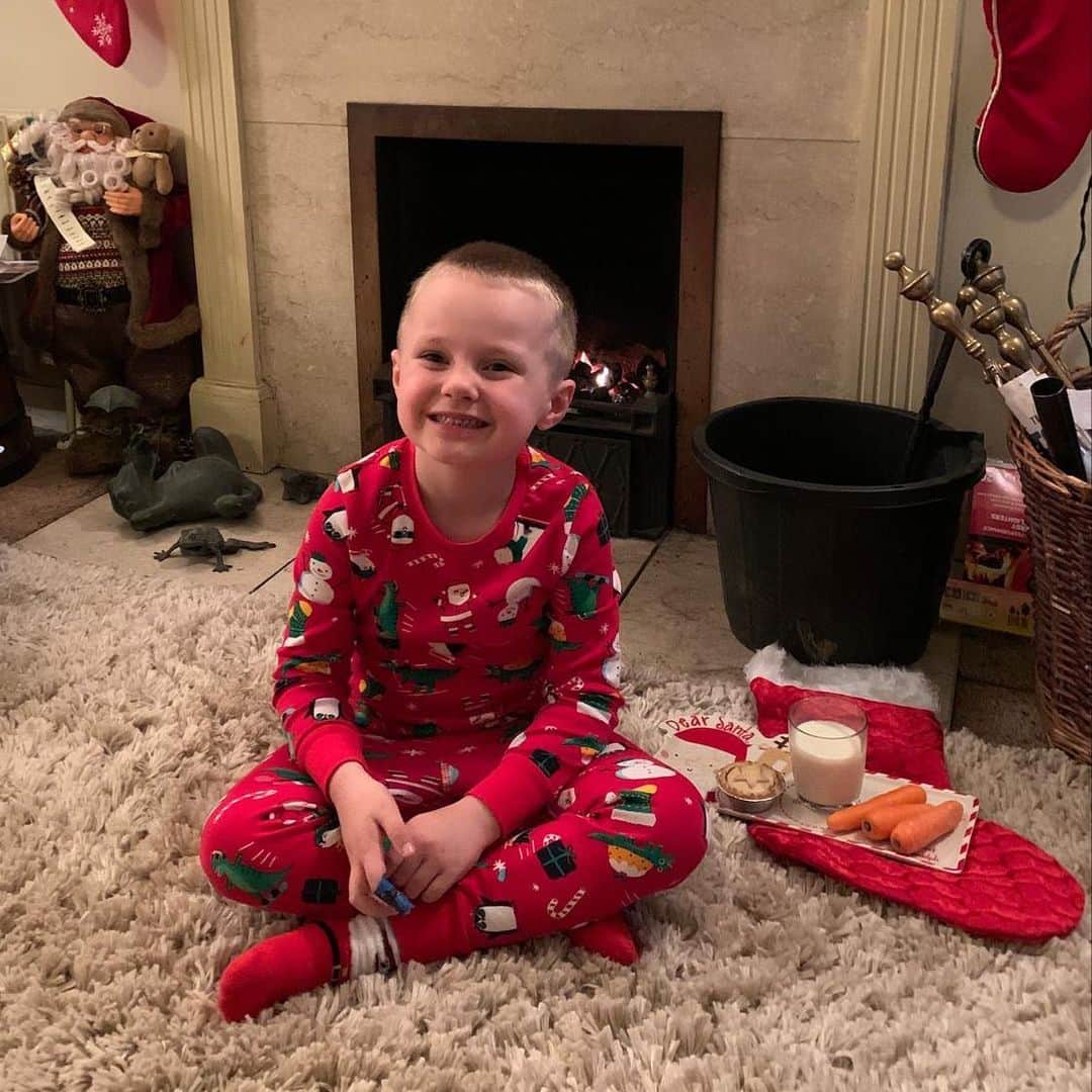 ミッチェル・デュークのインスタグラム：「Merry Christmas everyone ❤️ hope you all feel the love and cherish the time spent with family & loved ones or if you are isolated for whatever reason during these crazy times be sure to spread the love through a lot of messages & Facetime ❤️🎄🎅🏼 (missing my perfect little family 😢)」
