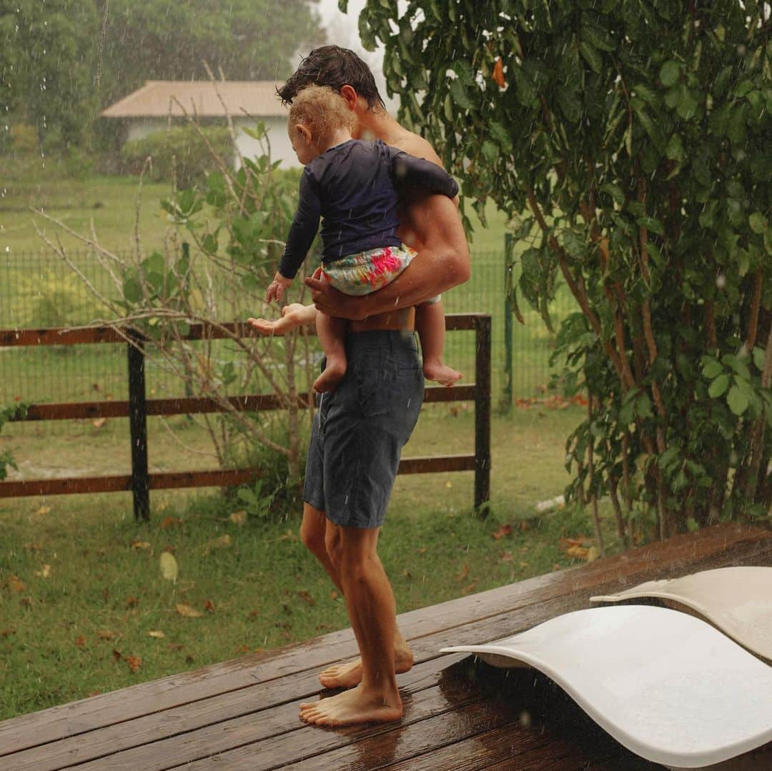 ナッシュ・グリアさんのインスタグラム写真 - (ナッシュ・グリアInstagram)「Day 2 at the @coralgardeners HQ - Malakai’s first island rain 🌧」12月25日 7時10分 - nashgrier