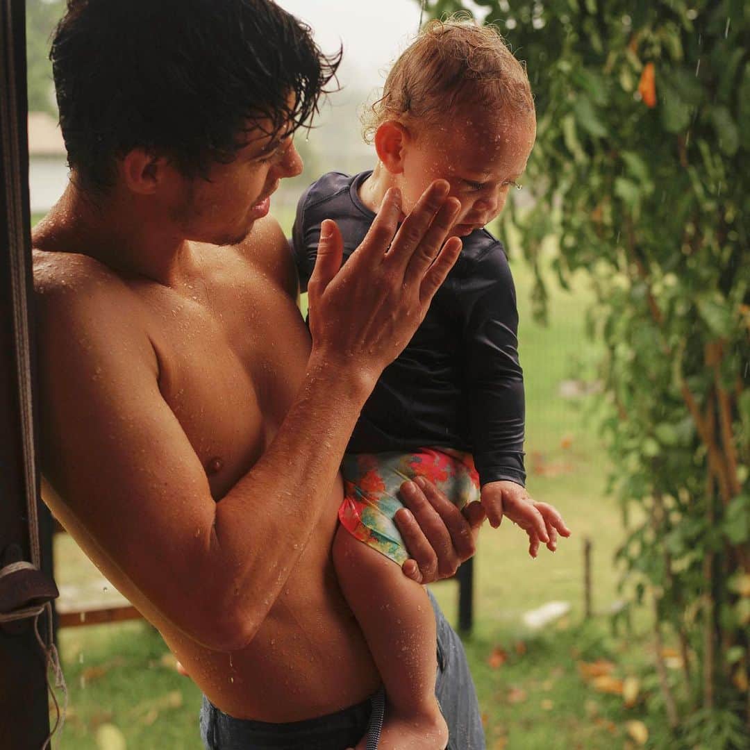 ナッシュ・グリアのインスタグラム：「Day 2 at the @coralgardeners HQ - Malakai’s first island rain 🌧」