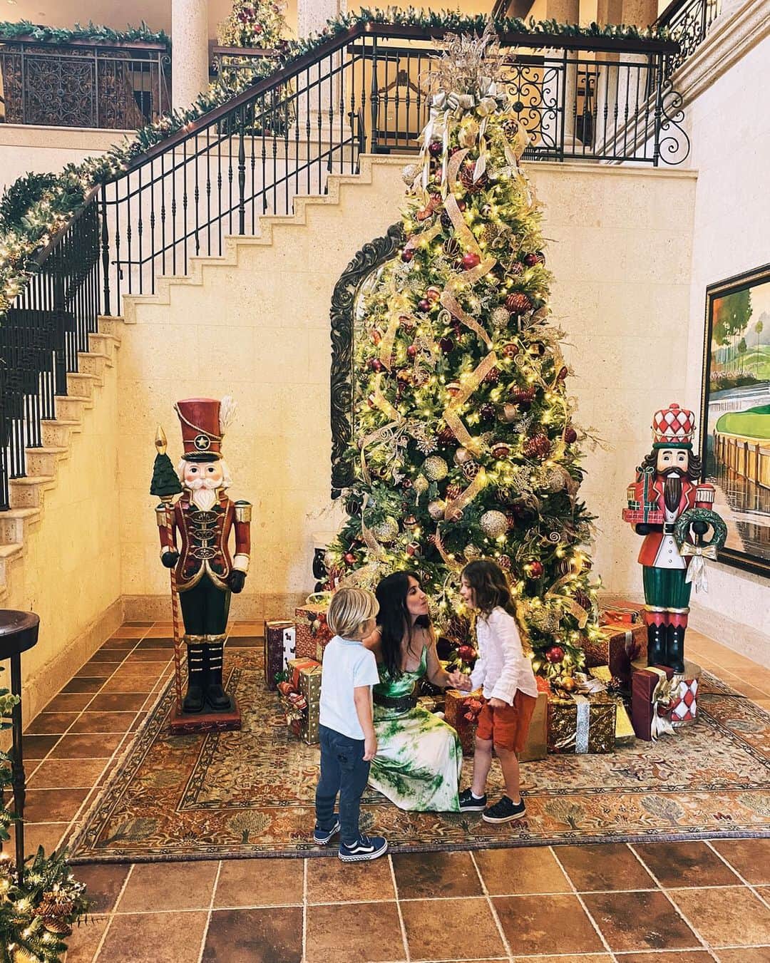 ダニジョーのインスタグラム：「Merry happy everything ❤️」