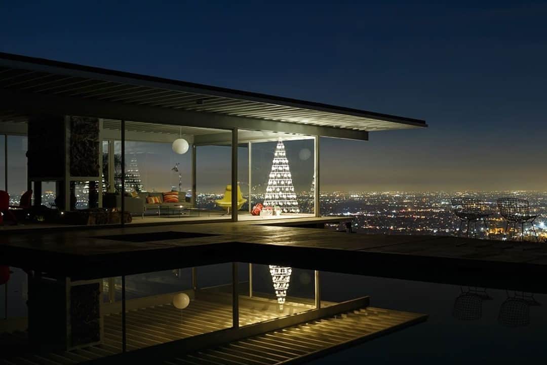 オリバーピープルズさんのインスタグラム写真 - (オリバーピープルズInstagram)「Stahl House dressed up for the holidays. Designed by Pierre Koenig in 1960 and photographed by @jc_buck #CaliforniaAsWeSeeIt」12月25日 7時05分 - oliverpeoples