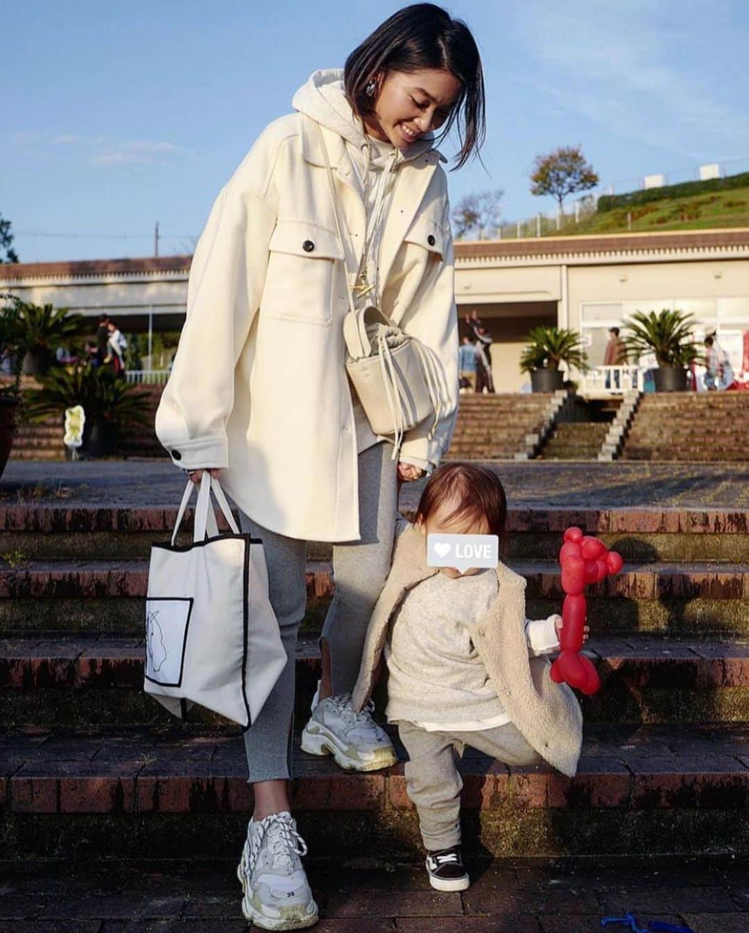 田中彩子さんのインスタグラム写真 - (田中彩子Instagram)「. Merry Christmas🎄🎅 . 見当違いのプレゼントでしたが 「書き忘れていたのが届いたー！」と大喜びしてくれたのでホッと☺️❤️笑  いつまで信じてくれるんやろ？🎅  tops/jeans... @gypsohila.jpn  bag... @ayako_bag   お洋服の撮影してもらった時の📸 @misaaa0810 ちゃん可愛いなあ🤍  さて！ 本日12/25(fri)22:00〜⏰⚡️ Pottery Bag/ Beige écru ORANGE Patent leather BLACK RED SILVER の再販売をいたします✨  年内最後の販売になると思います😉 お気に入りに出会っていただけますように…🎄✨  愛の溢れるXmasを…❤️」12月25日 7時06分 - ayako_tanaka_