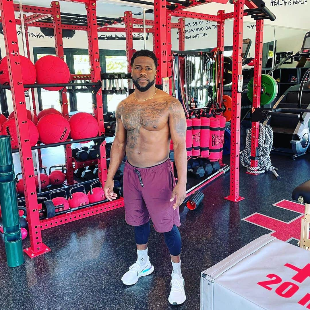 ケビン・ハートさんのインスタグラム写真 - (ケビン・ハートInstagram)「Missed my sanctuary AKA “Hustle Hart Fitness” ....No Days Off....Happy Holidays people. Wishing you all a blessed one #HustleHart」12月25日 7時07分 - kevinhart4real