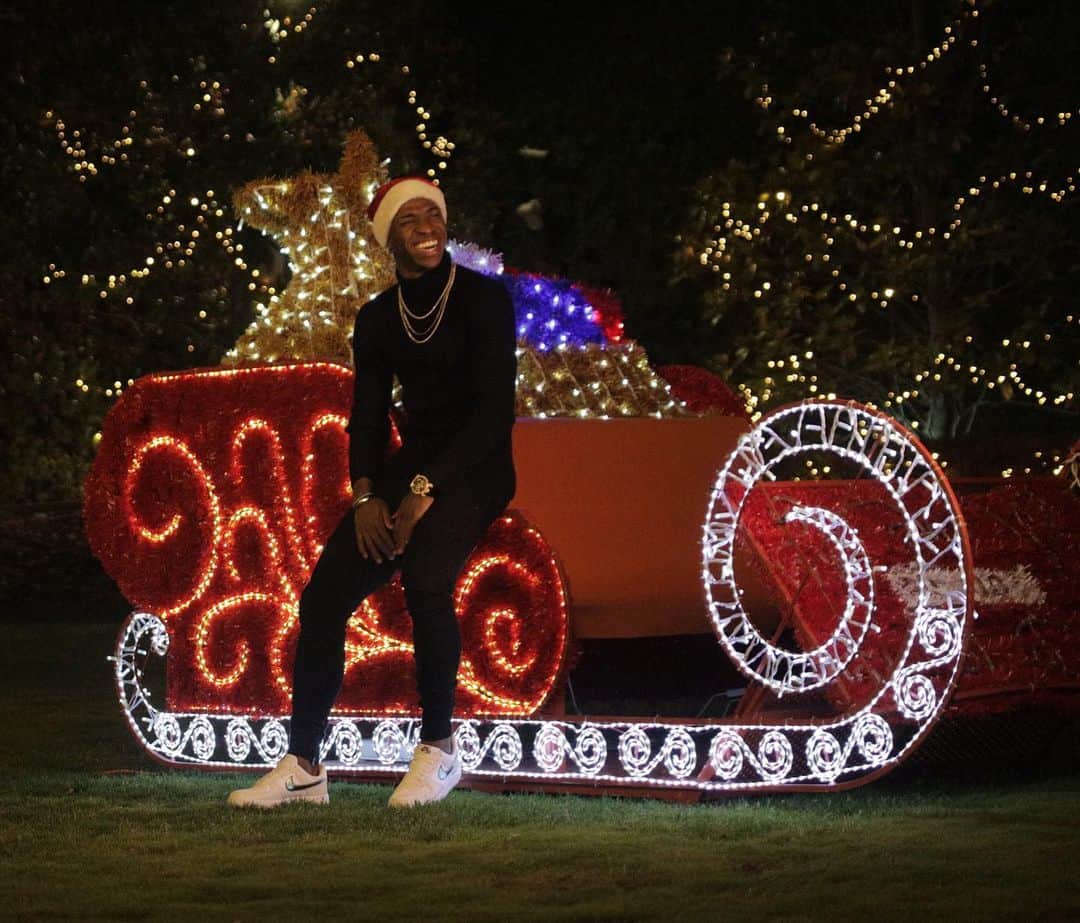 ヴィニシウス・ジュニオールのインスタグラム：「Feliz natal! Gratidão e esperança que logo vamos voltar a nos abraçar normalmente. Que tenham uma grande noite com a família de vocês! ♥️🎅🥂🔥 #Familia🖤」