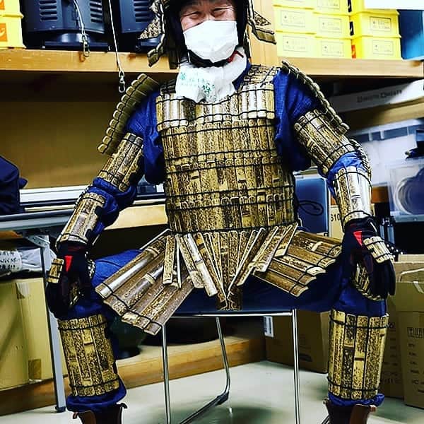 竹虎さんのインスタグラム写真 - (竹虎Instagram)「日本唯一の虎竹アーマー装着で高知西高校グローカル探究の授業に登壇させて頂きました！もちろん最初からこのような格好で若い皆様の前に出ようなどと思っていたわけではありません。 . 高校生の反応は何となく分かっていました、自分だって学生の頃に知らない大人がこんな奇抜な格好で出てきたらかなり引いてしまいます。しかし学生の方に対して毎回お話しさせていただくテーマは「NO BAMBOO NO LIFE」。竹のない生き方など無いと言うのであれば、これも一つの分かりやすい伝え方かも知れないと思ったのです。 . ところが、自分でやると決めたものの虎竹アーマーで学生服の方々を前にするとなると普段より何やら緊張します。サプライズで出ていくために、ずっとステージ横の控室にいるとドキドキしてきました（笑）。今年はコロナウィルスでマスクをせねばなりませんけれど、マスクの一番ダメなところは相手の表情が分かりづらい事です。前にお話ししていると内容が伝わっているのか？いないのか？結構よく分かるものですが学生の方々の反応がいまひとつ掴めません。 . 興味のあるジャンルのお話しではなかったかも知れませんが、いつものように田舎の小さな自分達の会社が、どうやって地域資源の虎竹を県外のお客様のお手元に届けているのかをお話しします。 . 質問をさせてもらうと、さすがに高校生らしいしっかりした発言をされます。虎竹の話も思ったより熱心に聞いてくれているようで安心しました。実は今回は9月18日の世界竹の日(World Bamboo Day)にYouTubeでライブ配信もした青竹踏み体操を披露させても頂きました。この日の事を少しでも覚えておいてもらって、将来何かの機会に思い出してもらえると笑顔で踊ってれた社員も喜びます。 . #竹虎 #虎斑竹専門店竹虎 #山岸竹材店 #竹虎四代目 #TAKETORA  #竹屋 #竹製品 #竹細工 #竹工芸 #竹 #bamboo #bamboocraft #虎竹 #真竹 #青竹 #淡竹 #白竹 #晒竹 #孟宗竹 #職人 #国産 #日本製  #虎竹アーマー #鎧 #兜 #グローカル探究 #山内一豊 #NOBAMBOONOLIFE #武者 #サムライ」12月25日 7時13分 - taketora1894