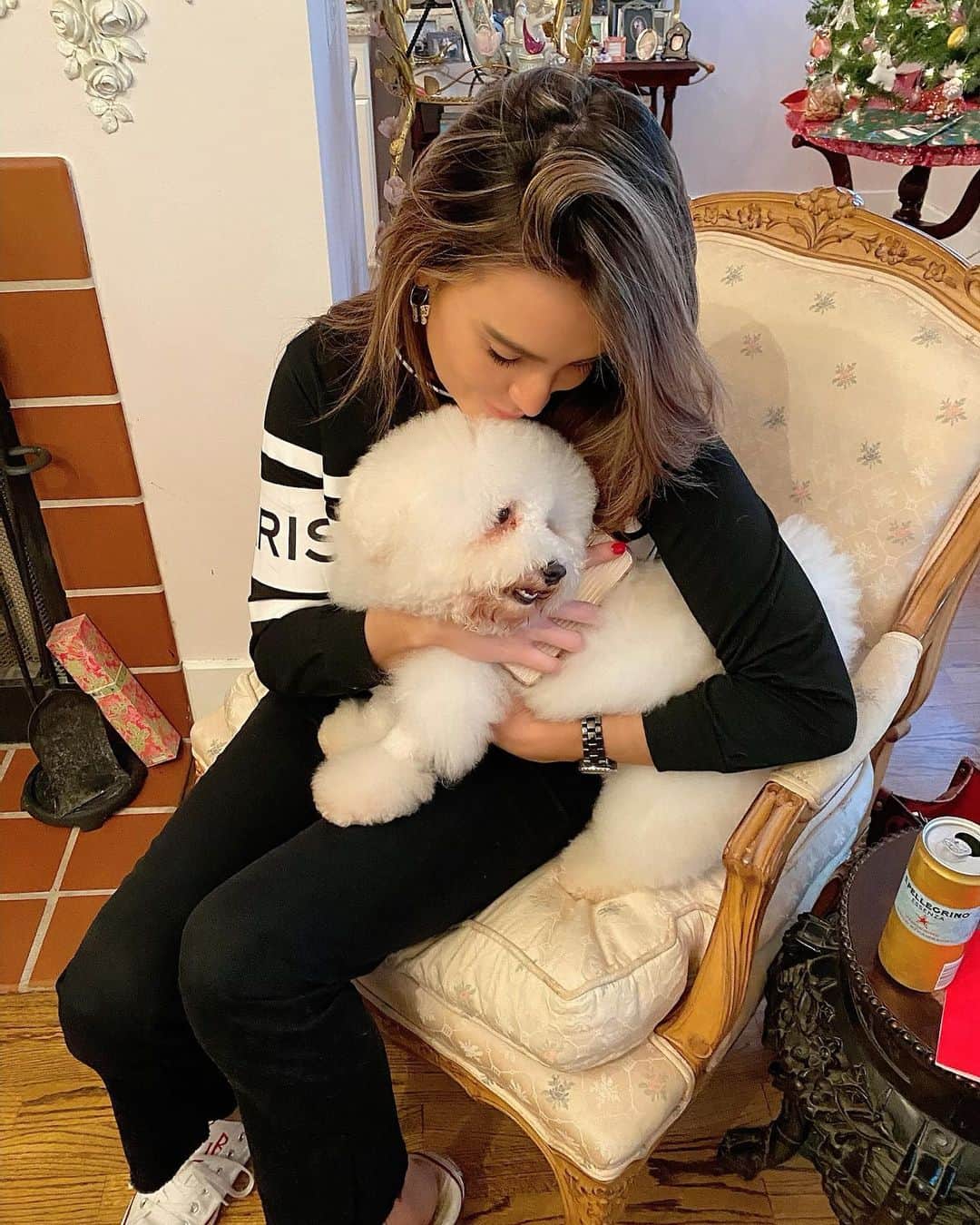 のインスタグラム：「“Christmas is about love- thinking of and (if we are so lucky) seeing whom we love, reminding us what love is, and encouraging us to love more.” -Mr. Bentley #friends#christmas」