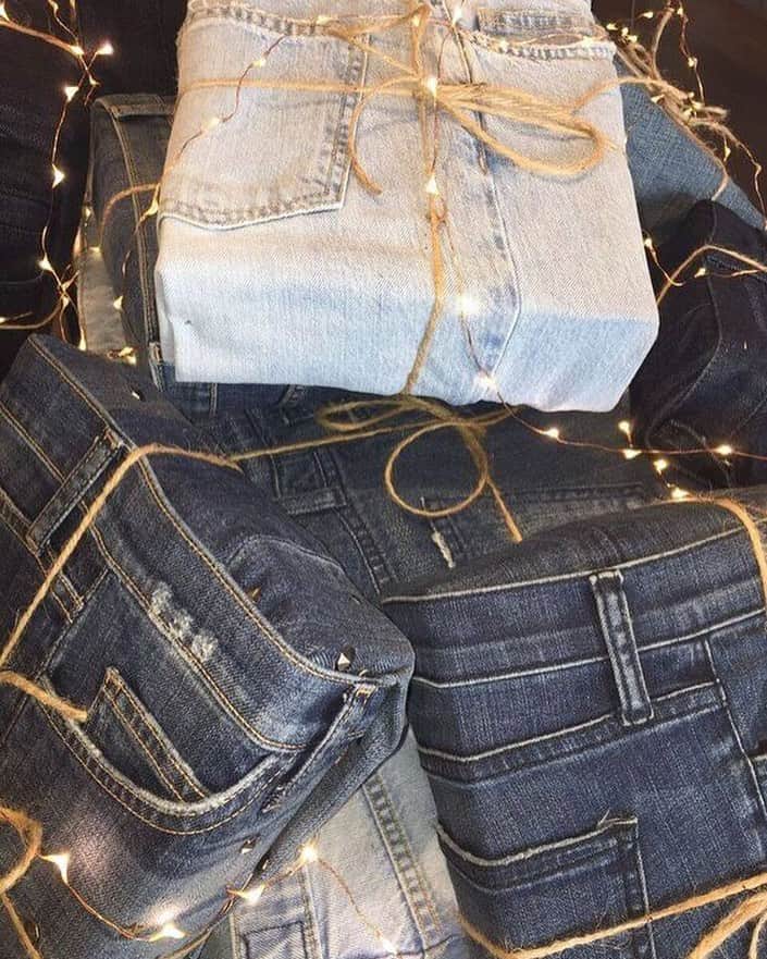 のインスタグラム：「waiting not-so-patiently under the tree👖✨  #currentelliott #denim #lights #holday #christmaseve」