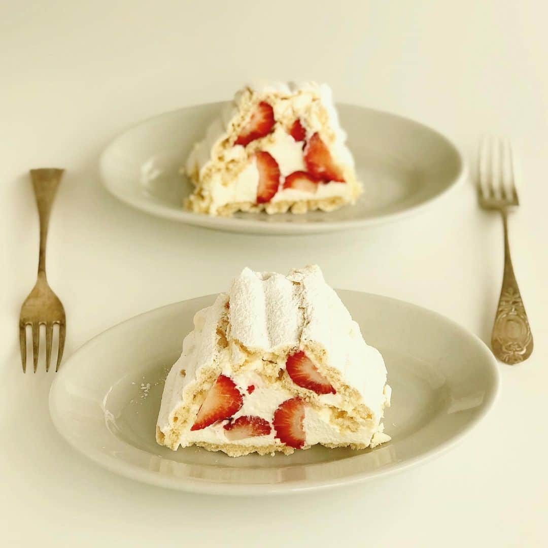 のインスタグラム：「🫖Happy Holidays☕️ 堅焼きメレンゲルーラード Crisp Meringue Roulade  🍓あまおうをたっぷり巻き込みました。  案の定、断面は台形ですが 🍓は香りよく酸味を与え クリームはなめらかな口当たり メレンゲは 🐿サクサクサクサクサクサクサクサク これはこれで好きな感じでした。  #meringueroulade #swissroll  #meringues」