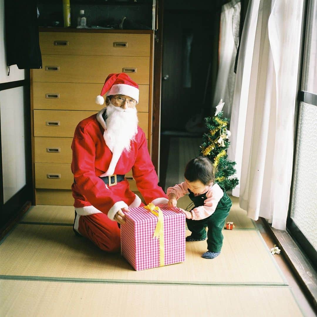 kazuyukikawaharaのインスタグラム：「Merry Christmas🎅🎄🎁 ・  #hasselblad #film #filmphoto #filmphotography #filmcamera #instagramjapan #instagram #inspiredwithhasselblad  #grandfather」