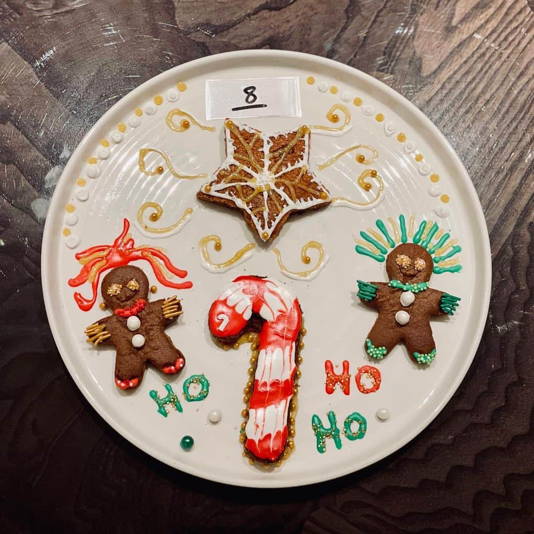 リリー・コリンズさんのインスタグラム写真 - (リリー・コリンズInstagram)「So I may not have won the cookie decorating competition, but hopefully Santa won’t hold that against me...」12月25日 7時25分 - lilyjcollins