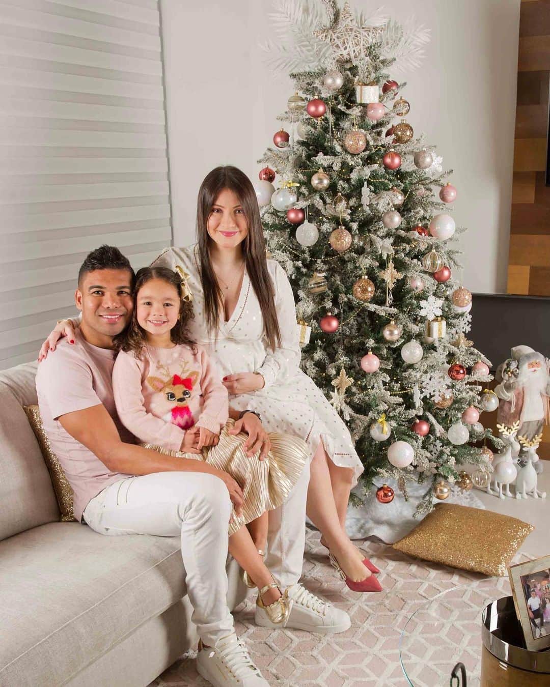 アナ・マリア・カゼミーロのインスタグラム：「💗🎄Natal abençoado em Familia! 👨‍👩‍👧‍👦 Obrigada Deus pela saúde, amor e bençãos!🙏🏻 Feliz Natal🎄💗 @casemiro」