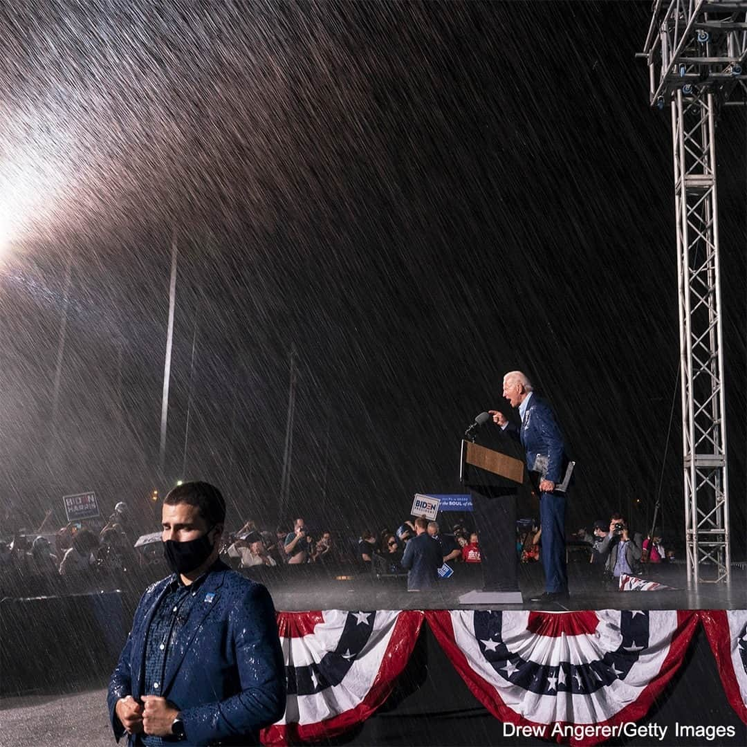 ABC Newsさんのインスタグラム写真 - (ABC NewsInstagram)「Then-Democratic presidential nominee former Vice President Joe Biden speaks during a drive-in campaign event amid a downpour on October 29 in Tampa, Florida. Tap the link in bio for more of a year in pictures as selected by the ABC News photo editors. #yearinpictures #abcnews #endofyear」12月25日 7時30分 - abcnews