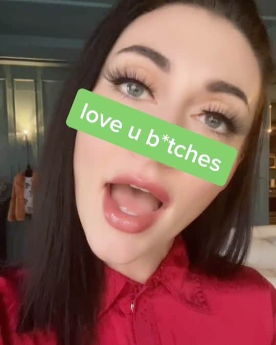カーミンのインスタグラム：「been a helluva year. merry christmas bbs ♥️🎄🎁」