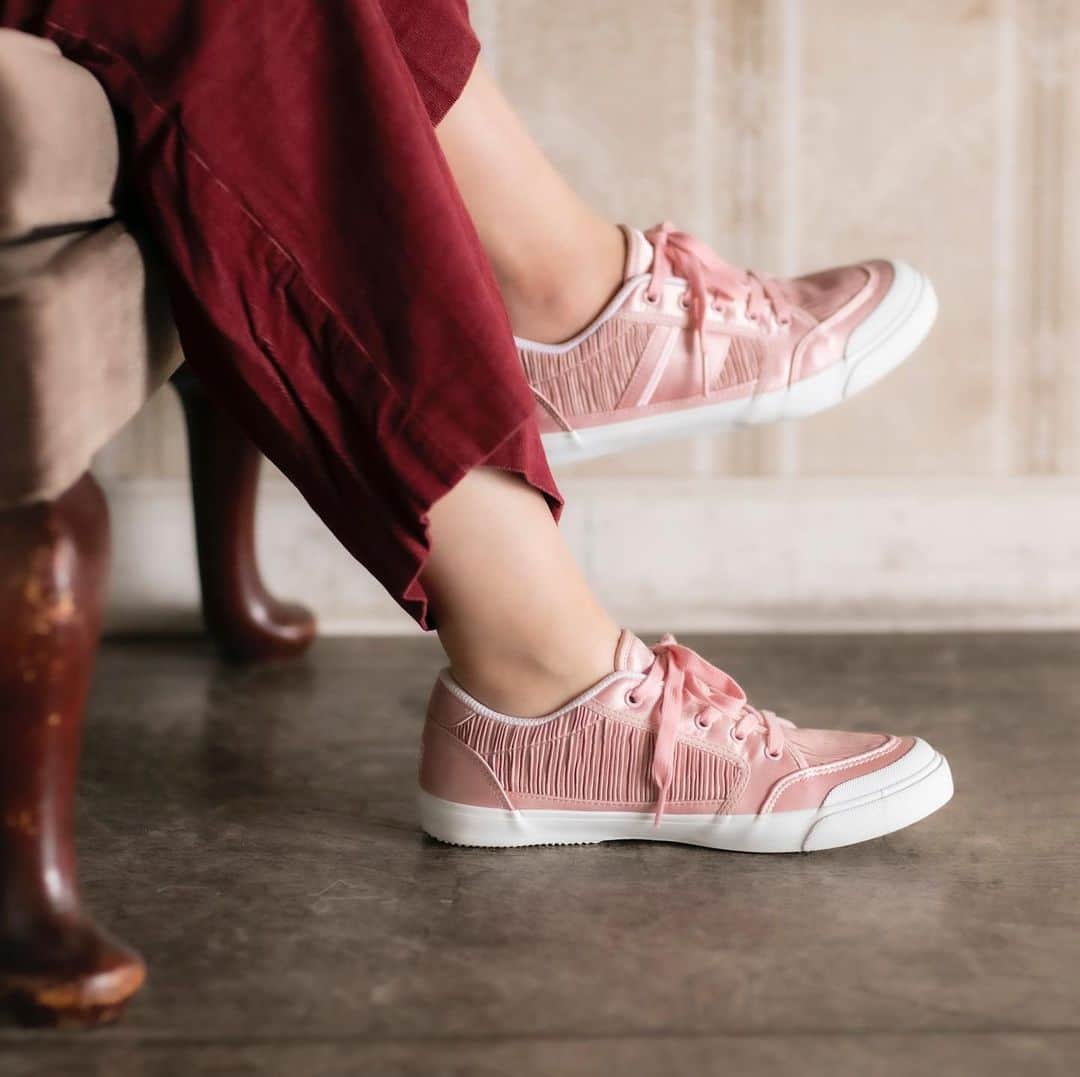 アドミラルのインスタグラム：「アッパーにギャザーをあしらったピンクのサテン素材が女性らしいムードを漂わせるINOMER W（イノマー W）は、バーガンディカラーの細畝コーデュロイパンツと合わせて。  パンツと靴のカラーを同系色でまとめてあげるだけで、少し難しいピンクというカラーがコーディネイトに映える様相へ。華奢なフォルムも相まってフェミニンな足元が完成します。  #admiral #admiralfootwear #sneakers #sneaker #sneakeraddict #sneakergram #footwear #shoeslover #shoestagram #ladiesshoes #ladiesfashion #britishstyle #アドミラル #アドミラルフットウェア #スニーカー #スニーカー好き #スニーカーコレクション #スニーカー女子 #スニーカー倶楽部 #スニーカーコーデ #スニーカースタイル #レディスファッション #靴好き #ブリティッシュスタイル #足元 #足元コーデ #大人コーデ #大人女子 #イギリス #おしゃれ女子」