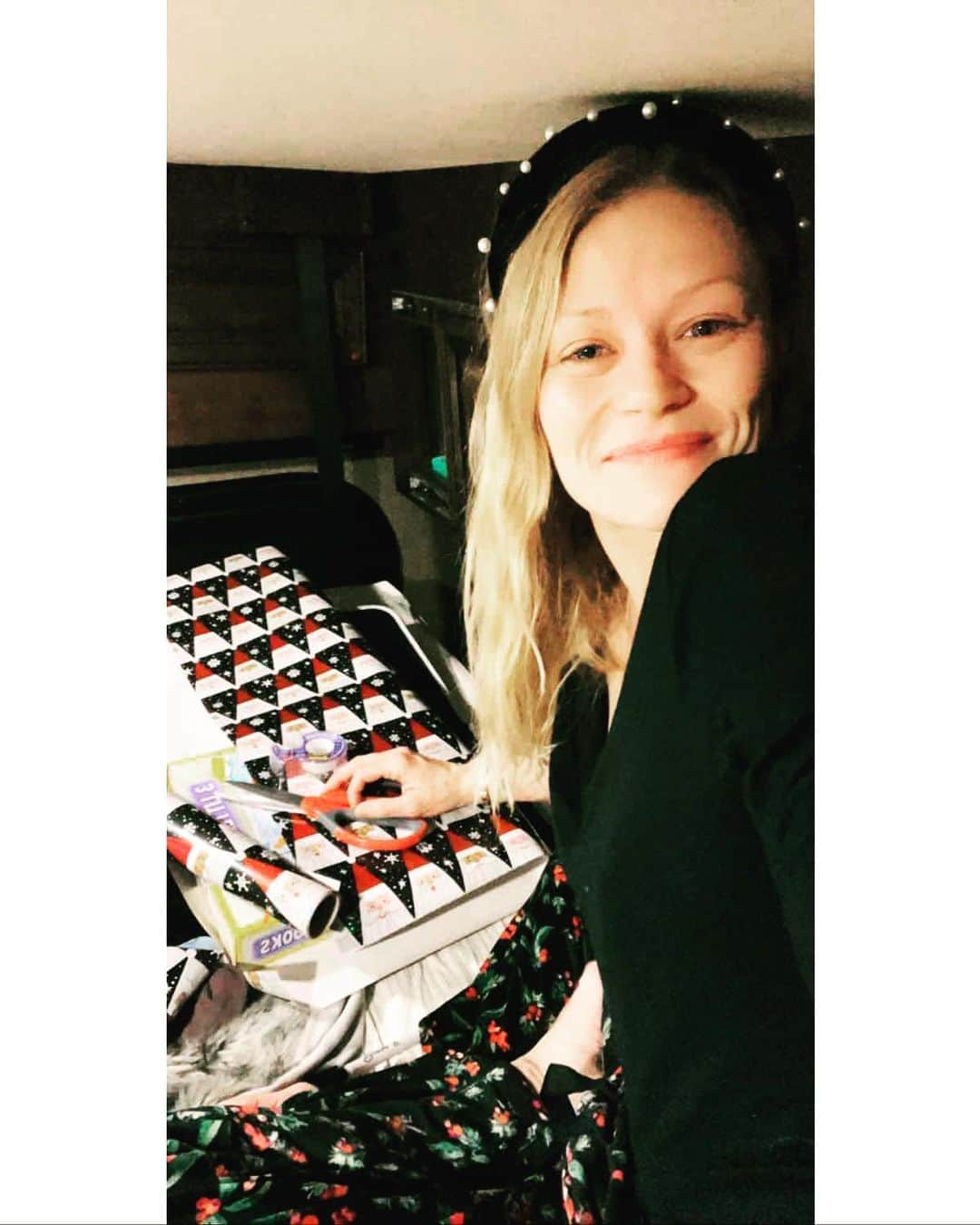 エミリー・デ・レイヴィンさんのインスタグラム写真 - (エミリー・デ・レイヴィンInstagram)「Up in my top secret Christmas wrapping spot (pull down RV bed/aka the only sit the kids can’t get to!🤪) finishing last minute pressies & bumping my head...quite a few times 😂. Head band for protection. Also makes my PJs feel fancy, or at least so they say 😉.   #christmaseve #mumlife #momlife 🎅」12月25日 7時38分 - emiliede_ravin