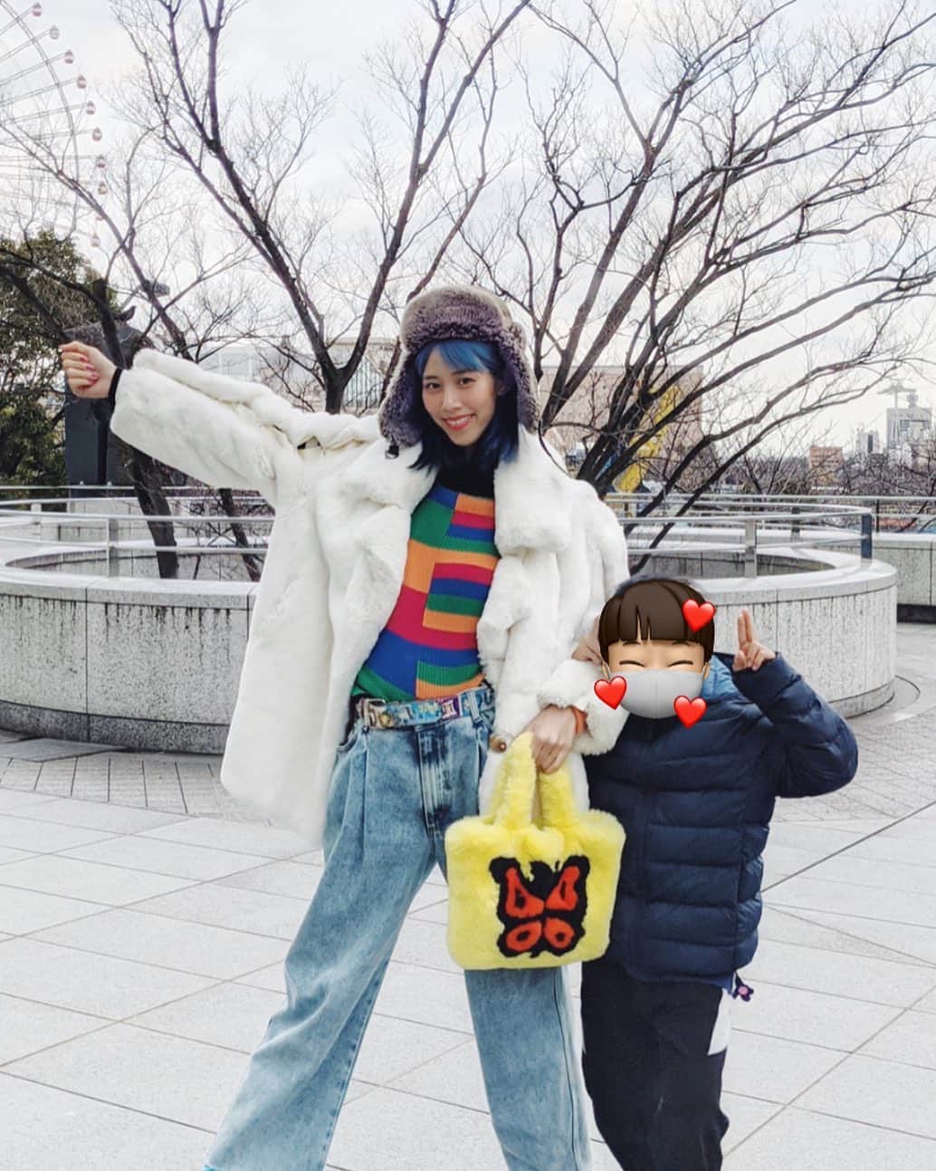 草野絵美のインスタグラム：「Happy holidays!!🎄🎊⛄️wishing you and your loved ones merry Christmas and happy brandnew year 🥺 #goodbye2020   年末ぽくなってきたね。2021には期待していい？家族と濃密な時間を過ごせたことは今年のよかったことかな❤️  🧥 #alexanderwang  👖 #natashazinko  👕 #unif」