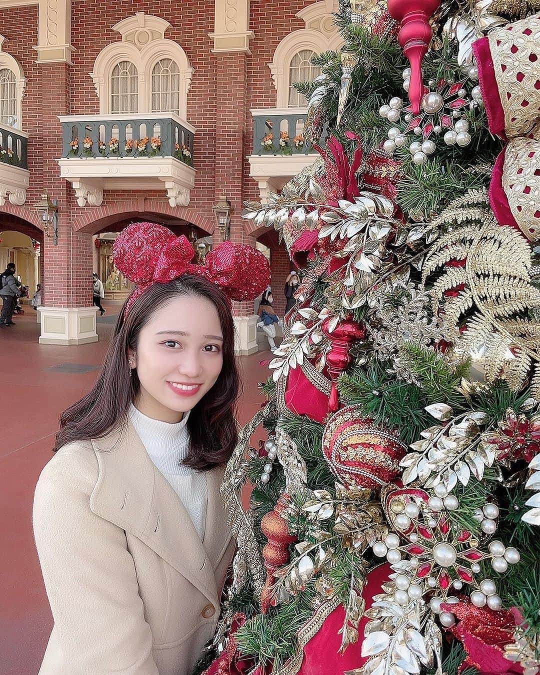 生形由佳のインスタグラム：「❄︎ Happy Holidays 🎅🏻🎄 ❄︎ ❄︎ 皆さん、楽しいクリスマスをお過ごしください😌 素敵な1日になりますように💫  #happyholidays #christmas #christmastree #tokyodisneyland #disney #disneyland #disneysea  #クリスマス #ディズニー #東京ディズニーランド #ディズニーランド」