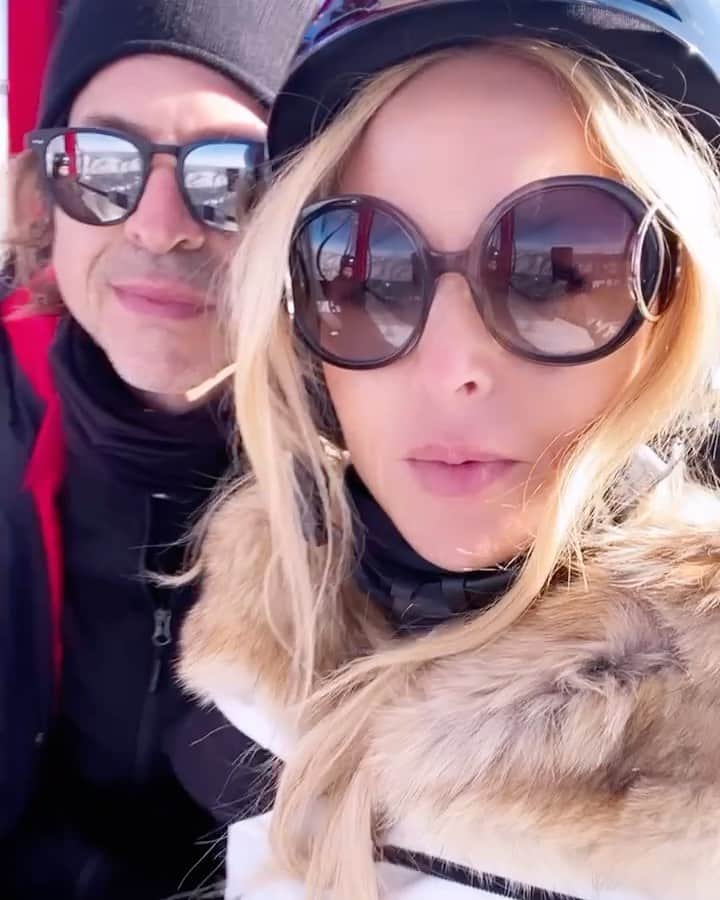レイチェル・ゾーのインスタグラム：「Wishing you all a very healthy , safe and happy #ChristmasEve..I have never been filled with more #gratitude for my family so please hold on to yours extra this #holiday season. Love from all of us to you 🙏🏻❤️💚🌲 #bye #2020 XoRZ」