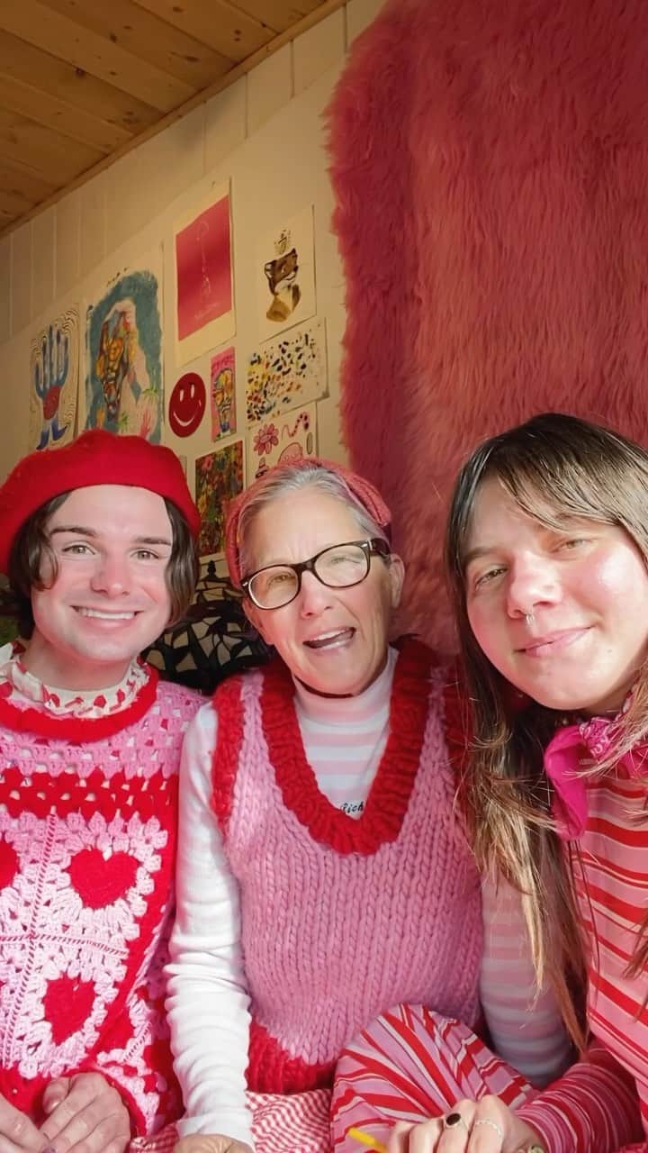 DYLAN MULVANEYのインスタグラム：「Season’s greetings from the Barrettes ✨ @taurus.woman @keeshlo #christmas #whoville #grinch #pink」