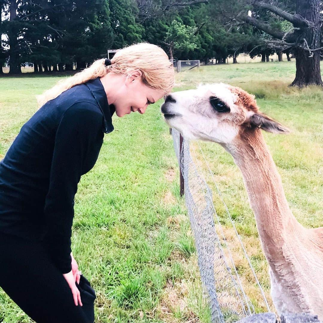 ニコール・キッドマンさんのインスタグラム写真 - (ニコール・キッドマンInstagram)「Holiday Kisses from us to you 🦙😘」12月25日 7時48分 - nicolekidman