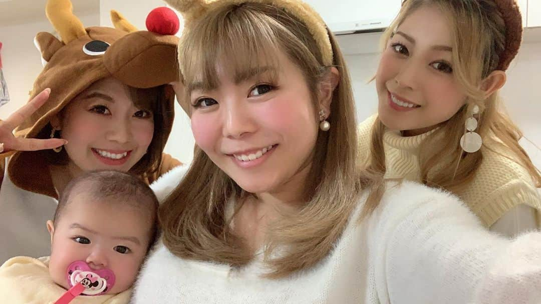 あゆさんのインスタグラム写真 - (あゆInstagram)「. このスリーショットも妊婦ぶり🤰 . . . #クリスマス #トナカイ #主婦 #赤ちゃんのいる生活 #ママ友」12月25日 7時49分 - ayu022222227