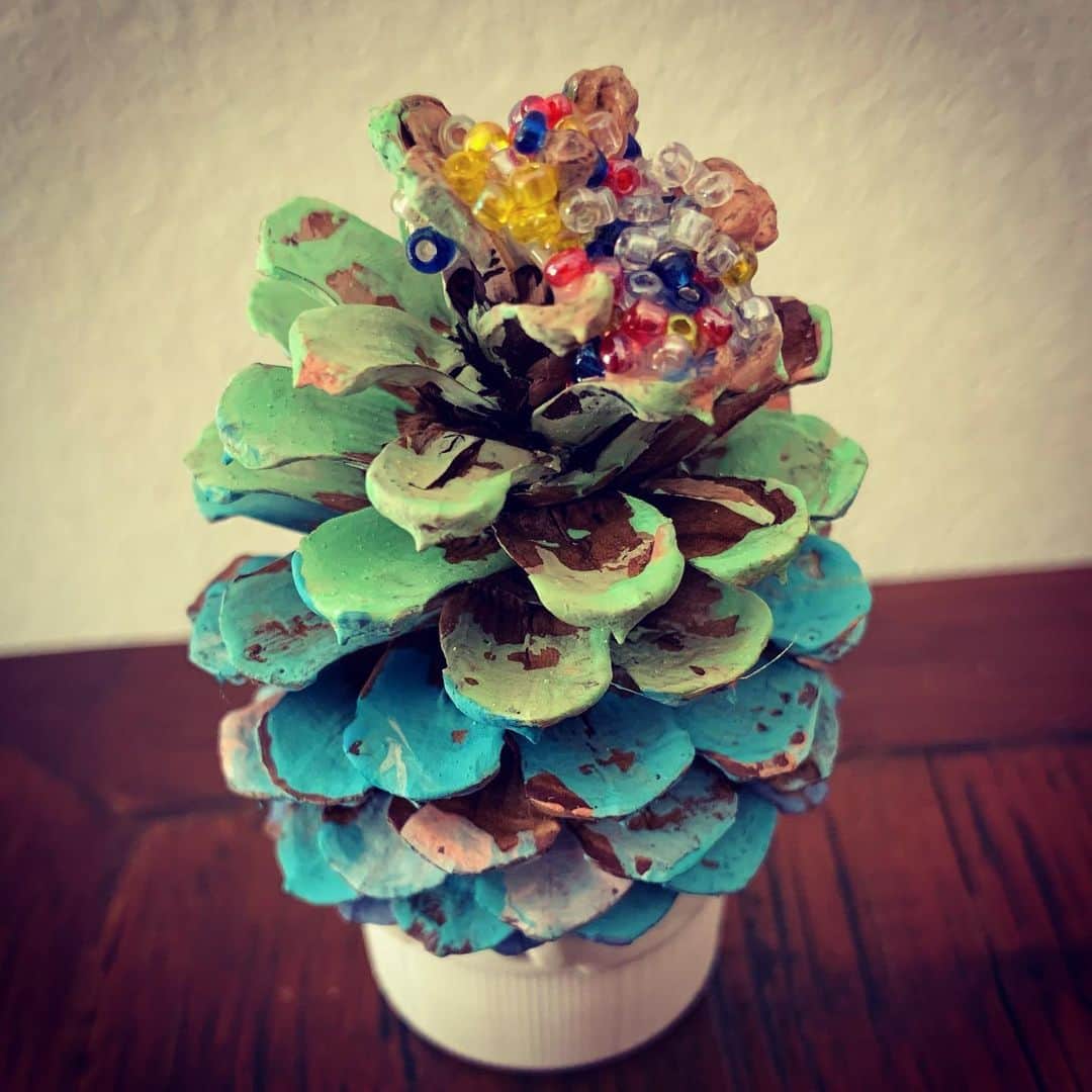 中澤裕子のインスタグラム：「🎄🎄  ✨Merry Xmas✨  昨夜  サンタさんきてくれるかな、、、  とドキドキ不安そうな息子  よるごはんちょっとのこしちゃったから、、、  と。  だいじょうぶだょ！ すこし食べれたから サンタさん来てくれるよ！  娘が息子に話してる。 優しい。  まだ明るくなる前に 先に目が覚めた息子。 プレゼントが見当たらない。 抱っこした息子が耳元で  サンタさんきてなかったら どうしよ、、😢  あー、、もうめちゃくちゃ可愛い。  プレゼントを見つけた！ 飛び跳ねて喜んでる。 用意していたクッキーやジュースもなくなってる。 上を向いて大きな声で  サンタさんありがとう！  親バカでもなんでもいい 世界宇宙一 最高に可愛い愛しい 夫と私の子ども達。  サンタさん今年も 幸せなクリスマスをありがとう。  #小さな可愛いツリー #娘の工作 #キレイに色付けできました #優しく穏やかな一日の始まり」