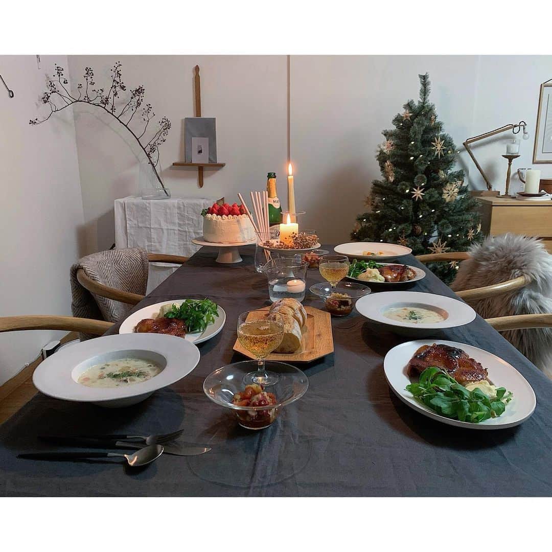 emiさんのインスタグラム写真 - (emiInstagram)「昨日のクリスマスご飯。 ・ ・ 前後にずらしても家族が揃う日がなかったので娘だけあとでクリスマスワンプレートに。 娘のご飯の時も一緒にテーブルに座って過ごしたので娘も嬉しそうでした。 ・ ・ なので今年のクリスマスはワンプレートにもしやすい料理に。食べやすさも考慮して骨つきではなく骨なしのももでローストチキンにしました。 ・ ・ ローストチキン サラダ マッシュポテト オイスターチャウダー タコとトマトのマリネ バゲット マスカットジュース ケーキ ・ ・ ストーリーズにあげましたが今年のサプライズサンタ業務は息子の寝静まるのを待っての0時を回ってからの遂行でしたー。今朝子どもたちの喜ぶ笑顔と感嘆の声が聞けたのがなにより( ´◡͐`)♡ ・ ・ #クリスマスディナー#クリスマスごはん」12月25日 8時02分 - emiyuto