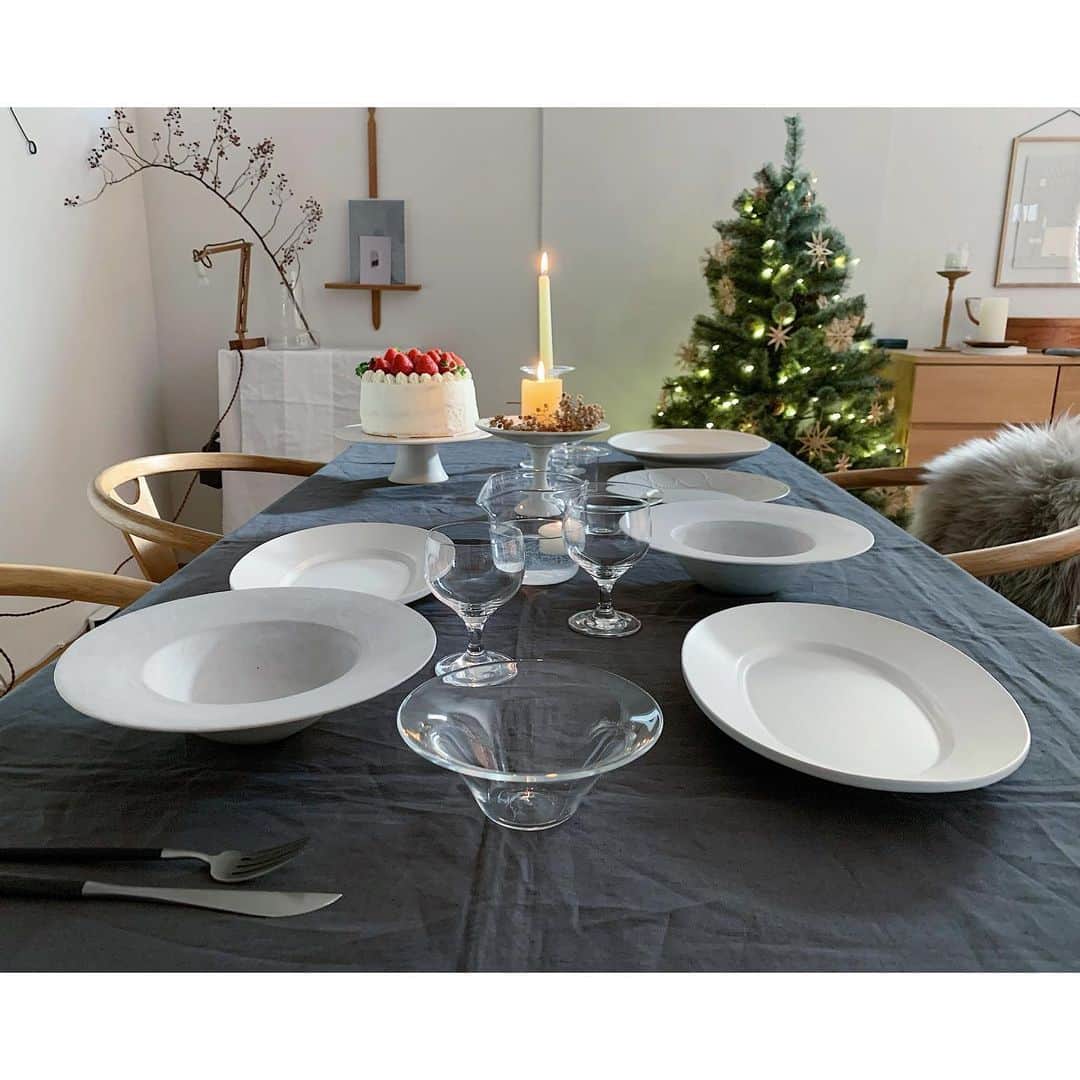 emiさんのインスタグラム写真 - (emiInstagram)「昨日のクリスマスご飯。 ・ ・ 前後にずらしても家族が揃う日がなかったので娘だけあとでクリスマスワンプレートに。 娘のご飯の時も一緒にテーブルに座って過ごしたので娘も嬉しそうでした。 ・ ・ なので今年のクリスマスはワンプレートにもしやすい料理に。食べやすさも考慮して骨つきではなく骨なしのももでローストチキンにしました。 ・ ・ ローストチキン サラダ マッシュポテト オイスターチャウダー タコとトマトのマリネ バゲット マスカットジュース ケーキ ・ ・ ストーリーズにあげましたが今年のサプライズサンタ業務は息子の寝静まるのを待っての0時を回ってからの遂行でしたー。今朝子どもたちの喜ぶ笑顔と感嘆の声が聞けたのがなにより( ´◡͐`)♡ ・ ・ #クリスマスディナー#クリスマスごはん」12月25日 8時02分 - emiyuto