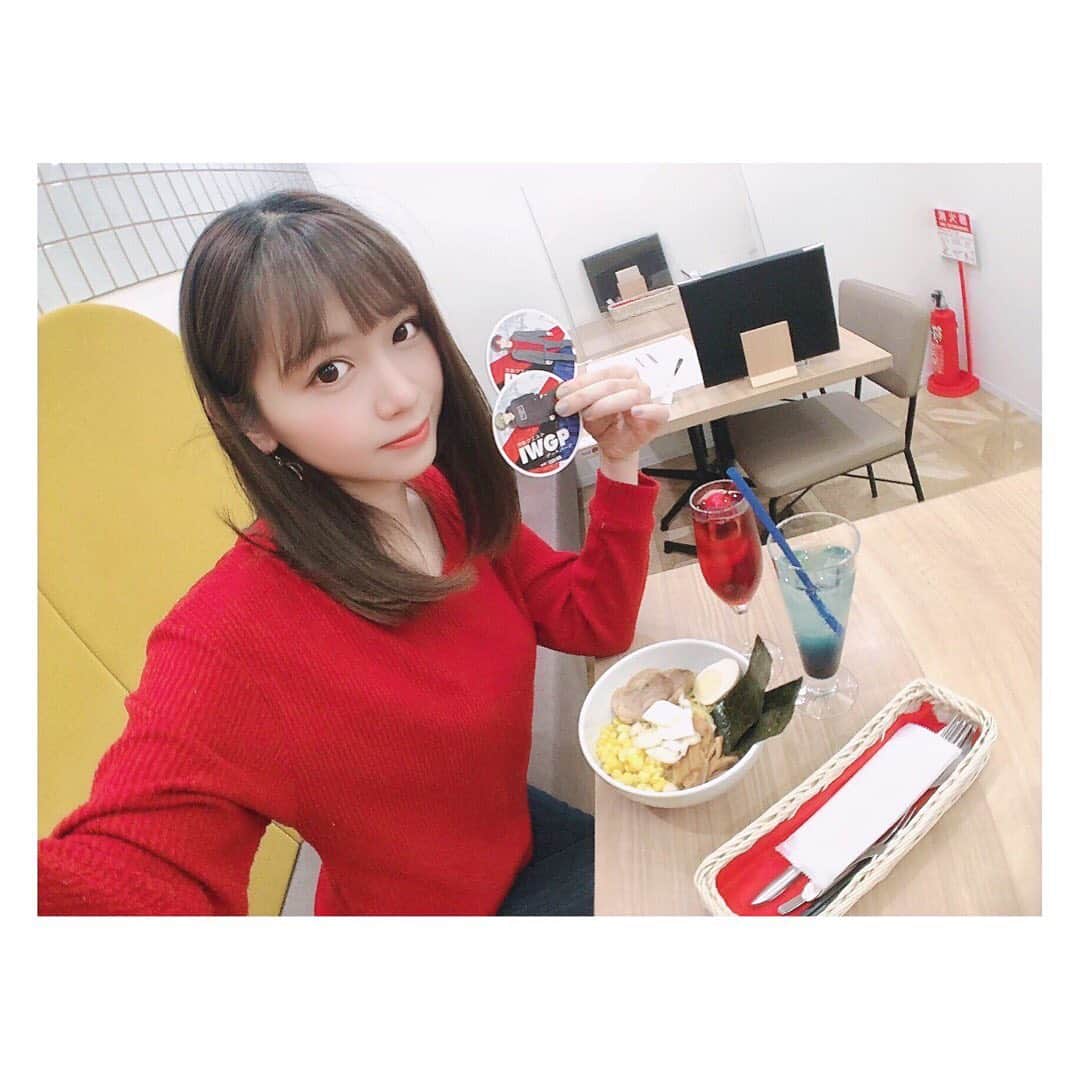 小河結香のインスタグラム：「🟥IWGPカフェ🟦 これ運十年前にドラマでやってた事 今の若い子は知らないんだよね🤔 ホントおったまげ💨 私が初めて観た連ドラ💕 これで宮藤官九郎作品にハマって 木更津キャッツアイにどハマりして 岡田くんのファンになった小学生時代👧 今でも3次元で唯一好きなのは岡田くんです💕 今になってアニメ化はエモ過ぎたし キャラもみんなイケメン😍 ただラーメン食べに行った感強いけど 特典はバランスよくGet出来たし 青い服なかったから赤い服で キョウイチさん意識した✋ 池袋は今やオタクの街だよね大好き😘 #マチアソビカフェ #iwgpカフェ #コラボカフェ #ヲタ活 #アニヲタ #ゆんのヲタ活記録」