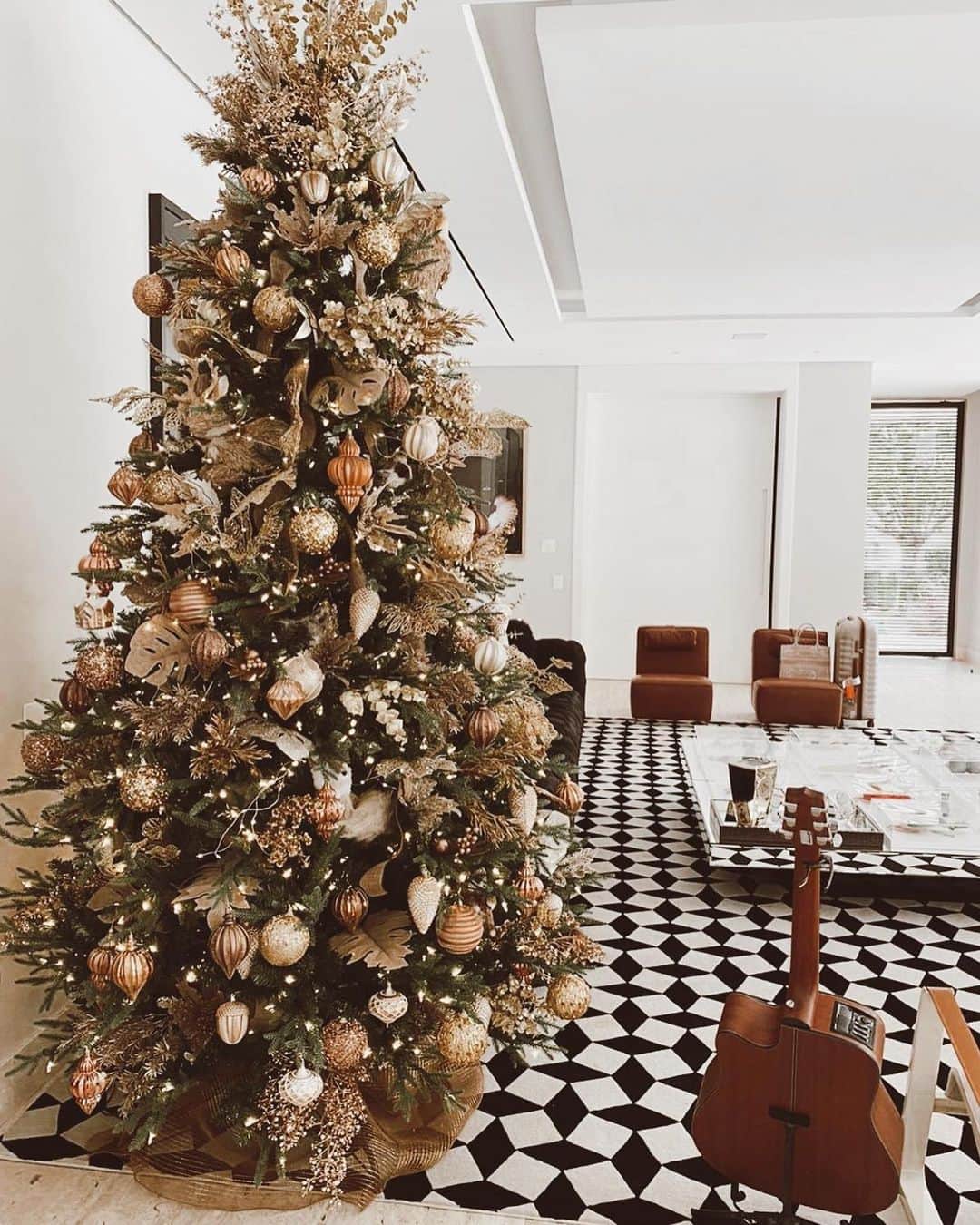 ジョアナ・サンスのインスタグラム：「Navidades extrañas para todos... Tal vez más tristes de lo normal por la distancia entre familias incluso estando en la misma ciudad... Pero hay que buscar la manera de no estar tristes como sea. Me niego a pasar una navidad en pijama por el hecho de que no vas a tener una  cena que celebrar con todos tus familiares y amigos. Le he pedido a mi madre @maicar57 que se arreglara igual que si fuéramos a hacer una gran fiesta todos juntos, pero esta vez ha tenido que ser a través de una videollamada. @danialves y yo nos hemos puesto de gala también, para compartir una cena a través de la pantalla. No hay que deprimirse, solo hay que adaptarse y echarle magia al mundo digital para animar a tus seres queridos más frágiles (vulnerables al virus me refiero) de pasar una bonita velada en familia 🎄 Feliz Navidad a todos 💝 Espero que el próximo año podamos abrazarnos y que todo esto quede en el ayer🙏🏽✨  #merrychristmas #feliznatal #feliznavidad」