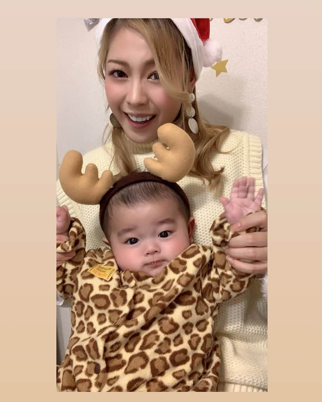 あゆさんのインスタグラム写真 - (あゆInstagram)「. ツーショット📸 クリスマスバージョン💓🎄  みきちゃんが撮ってくれたよ✌️ . . . #クリスマス #サンタとトナカイ #サンタ #トナカイ #親子 #男の子ベビー #赤ちゃんのいる生活 #メリークリスマス #生後4ヶ月」12月25日 7時56分 - ayu022222227